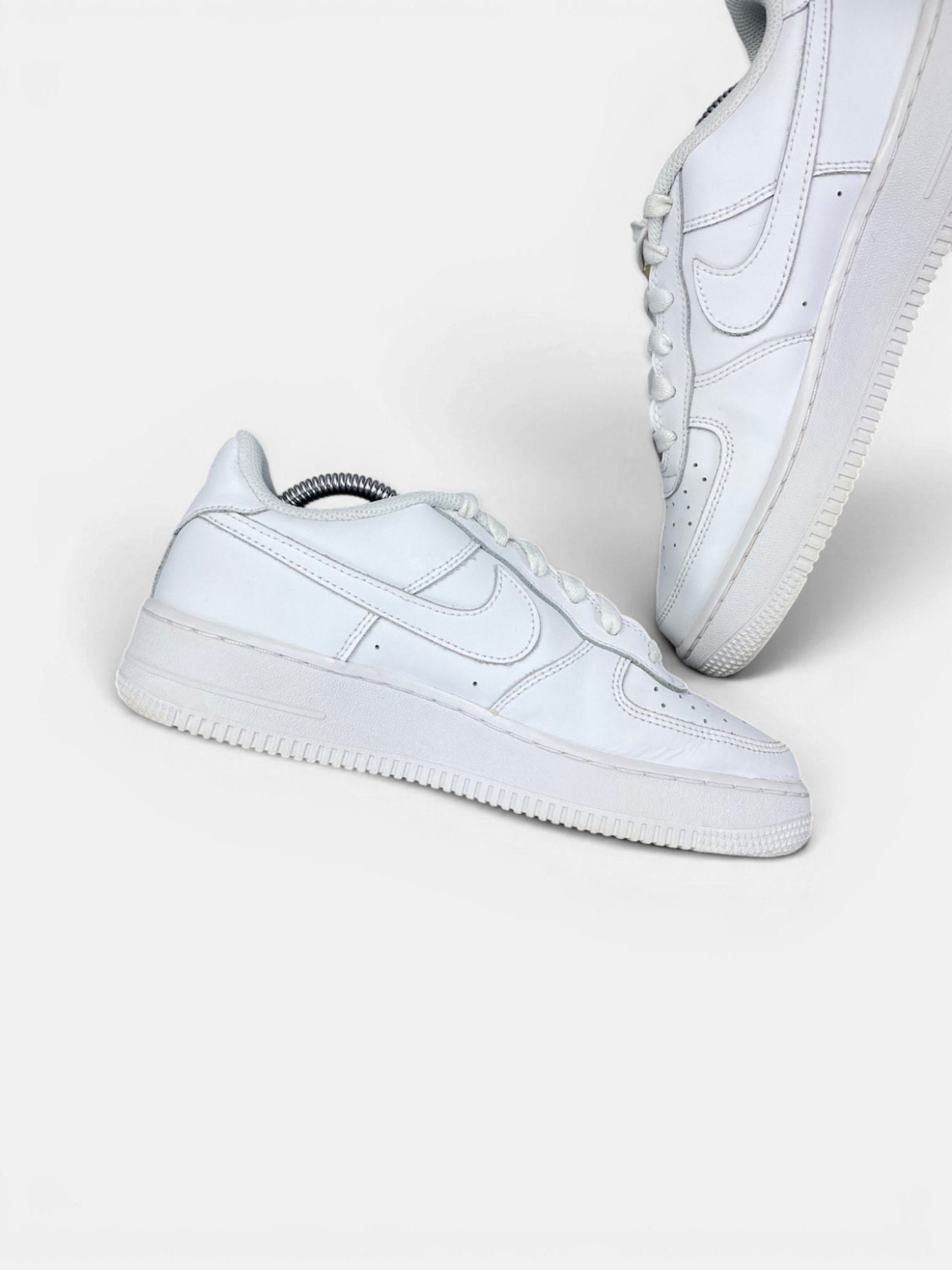 Nike Air Force 1 Low Triple White — buty sportowe damskie w bardzo dobrym stanie rozmiar 38.5, wewnętrzny panel lewego buta