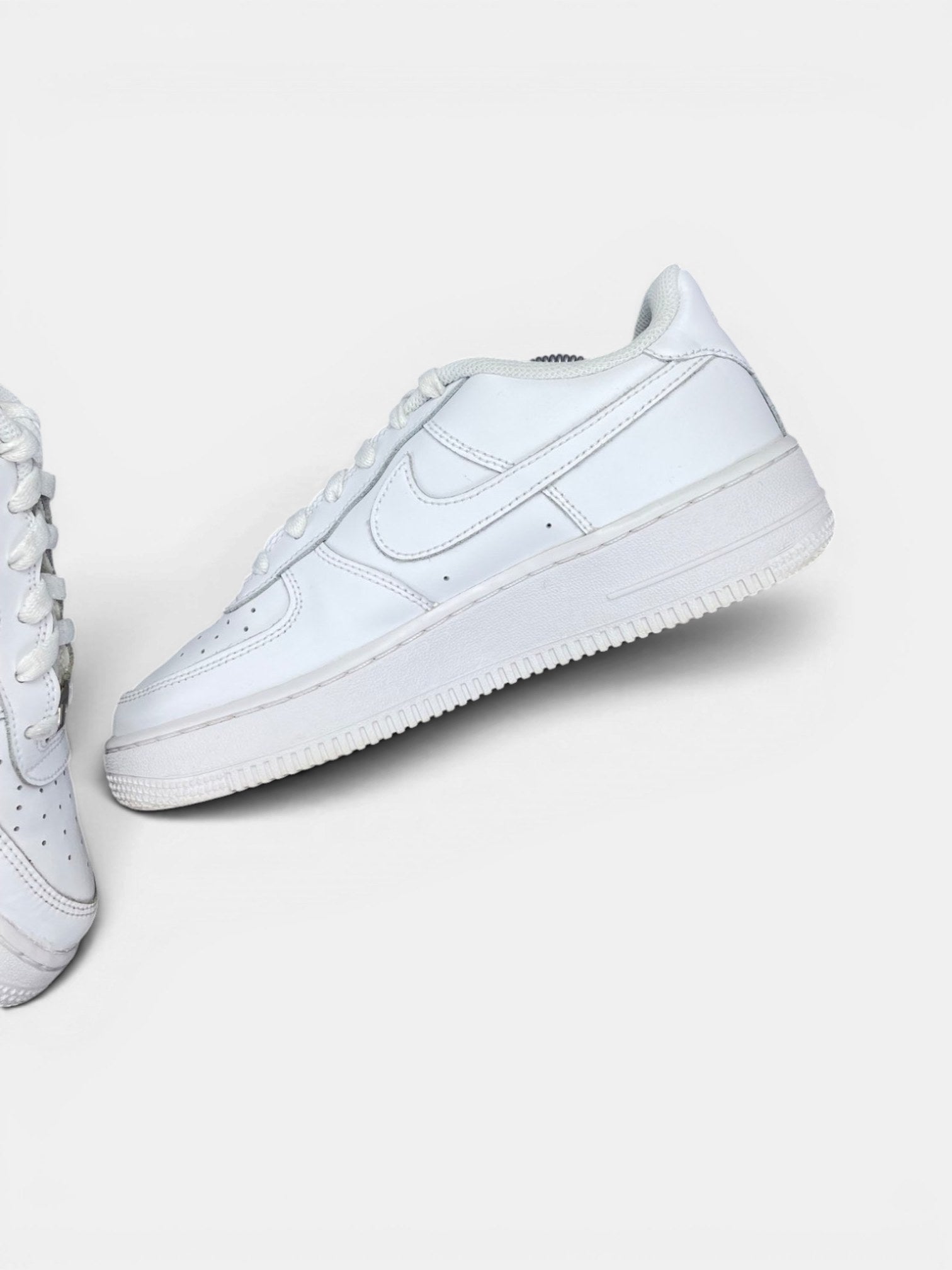 Nike Air Force 1 Low Triple White — buty sportowe damskie w bardzo dobrym stanie rozmiar 38.5, wewnętrzny panel prawego buta