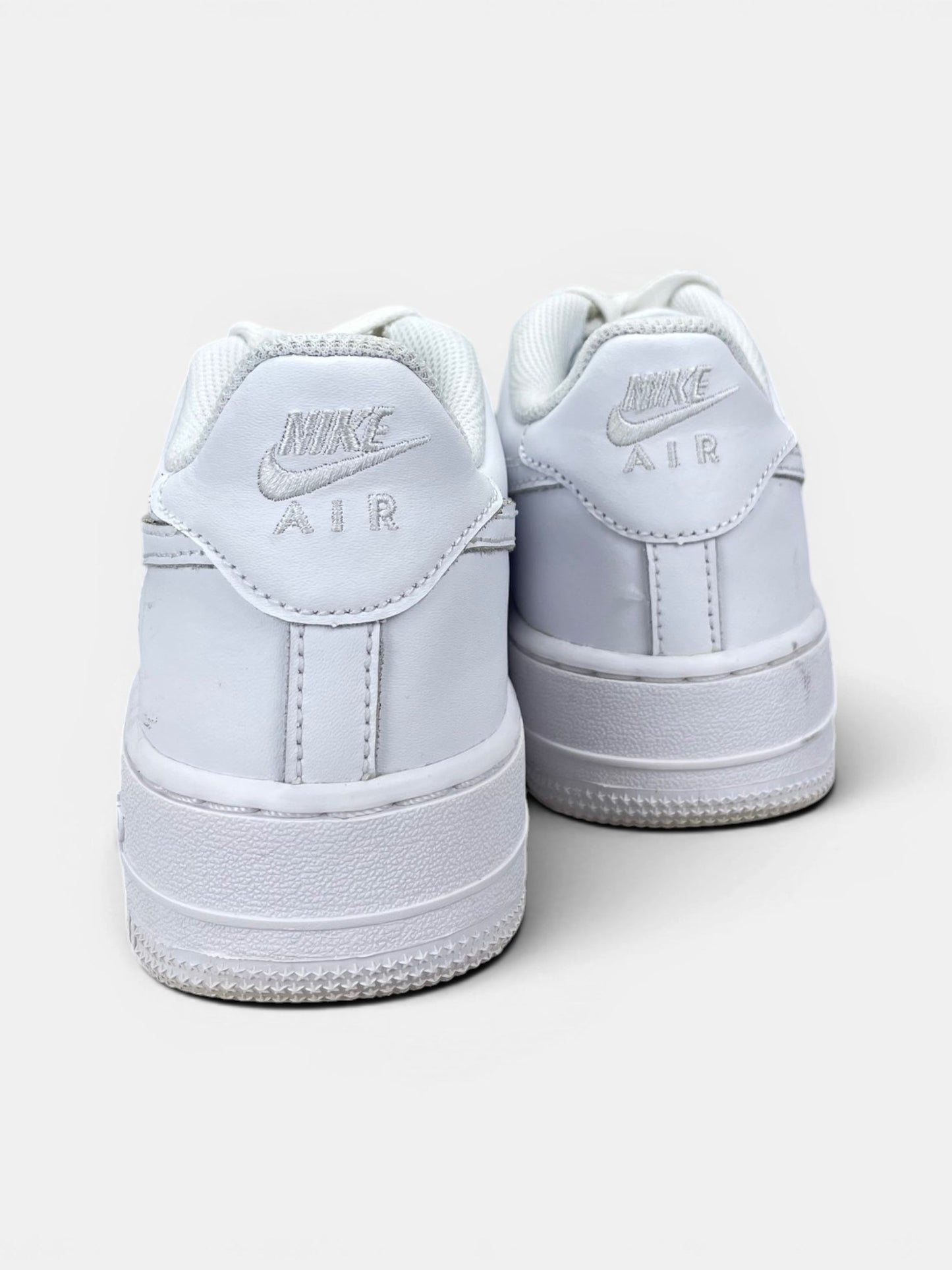 Nike Air Force 1 Low Triple White — buty sportowe damskie w bardzo dobrym stanie rozmiar 38.5, widok z tyłu