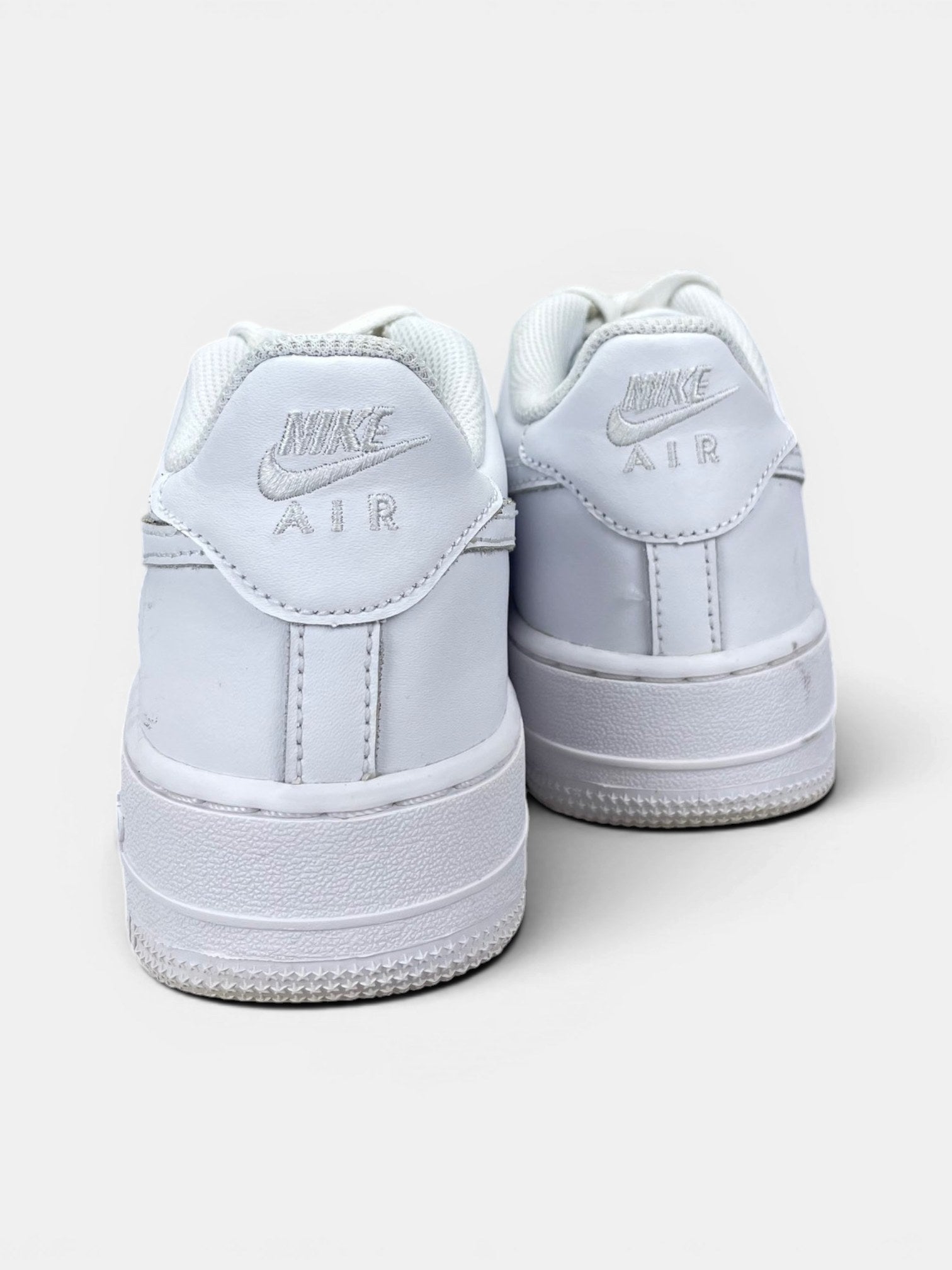 Nike Air Force 1 Low Triple White — buty sportowe damskie w bardzo dobrym stanie rozmiar 38.5, widok z tyłu