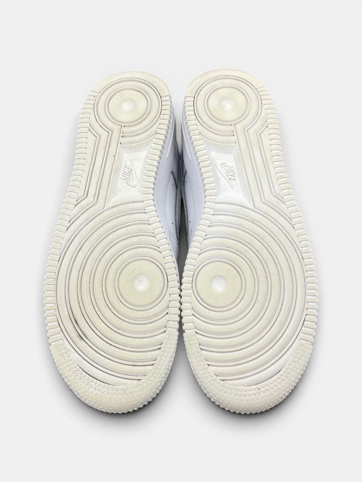 Nike Air Force 1 Low Triple White — buty sportowe damskie w bardzo dobrym stanie rozmiar 38.5, podeszwa