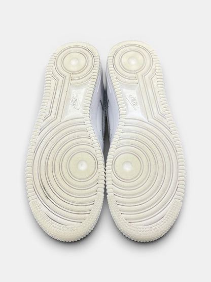 Nike Air Force 1 Low Triple White — buty sportowe damskie w bardzo dobrym stanie rozmiar 38.5, podeszwa
