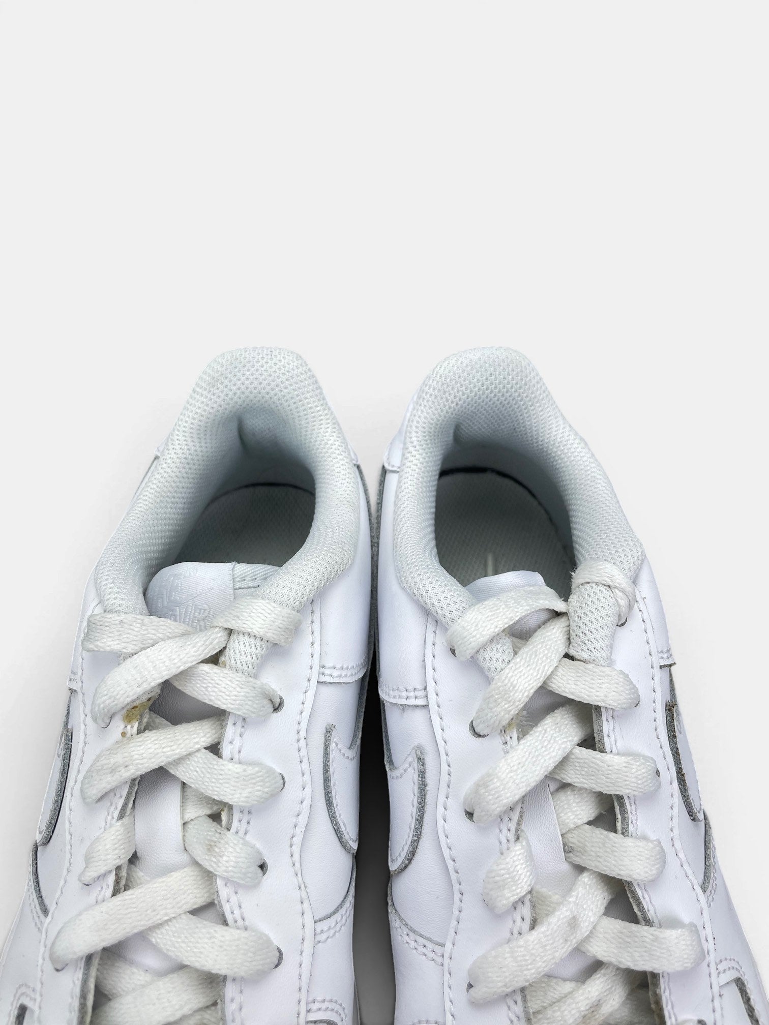 Nike Air Force 1 Low Triple White — buty sportowe damskie w bardzo dobrym stanie rozmiar 38.5, zapiętki butów