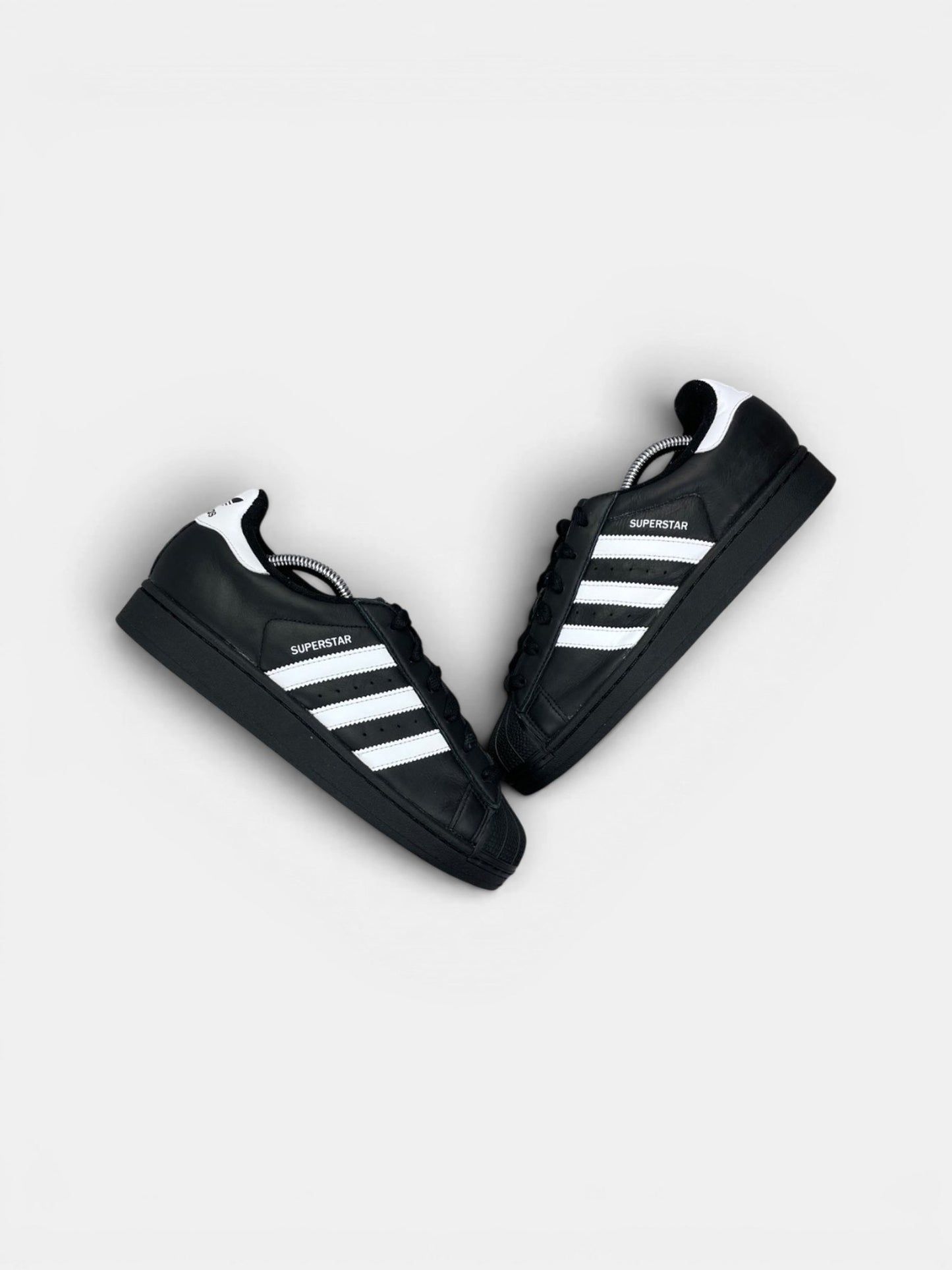 Adidas Superstar II Black White — buty sportowe damskie w bardzo dobrym stanie rozmiar 39 1/3, widok z góry na zewnętrzną stronę butów