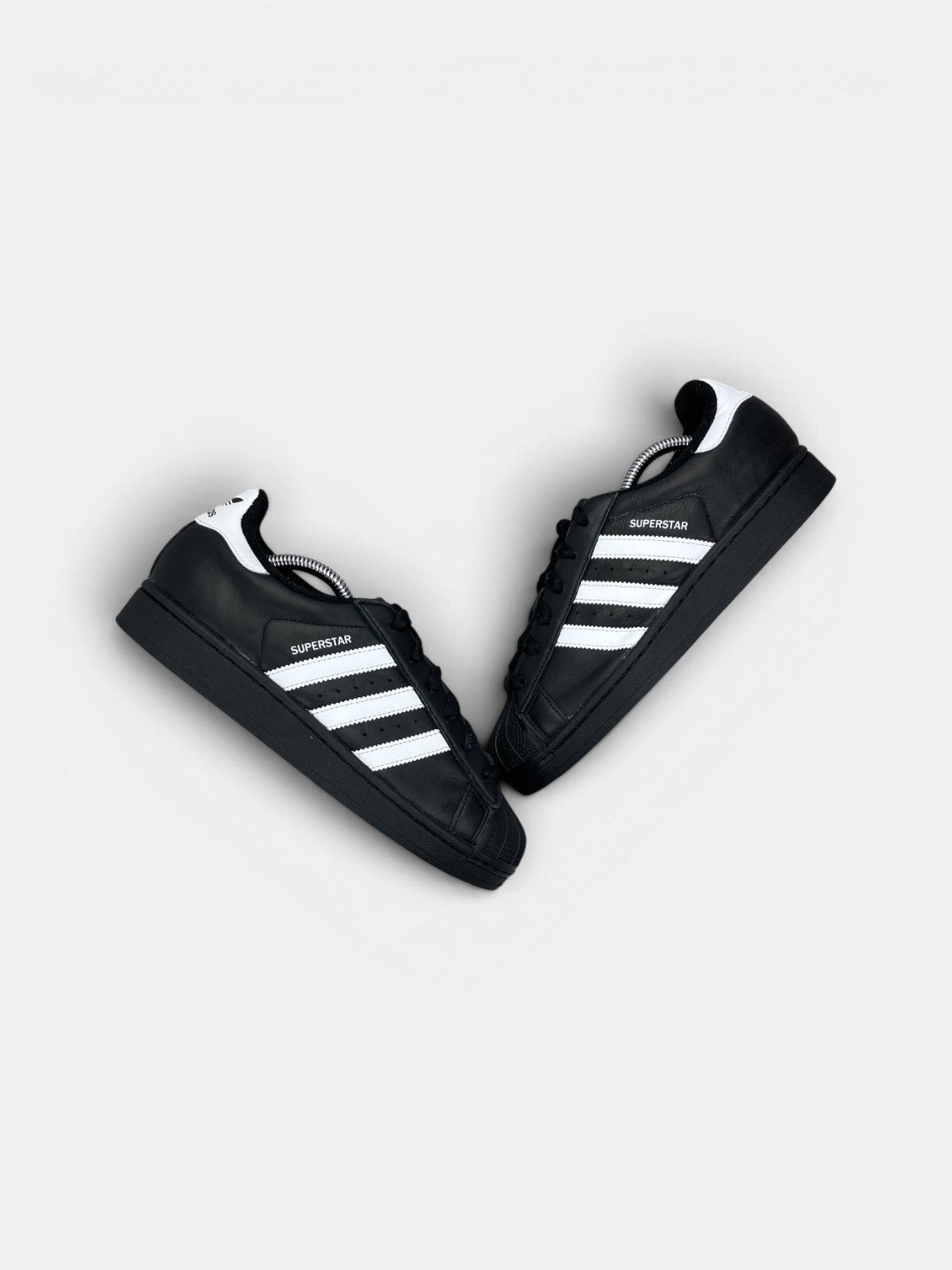 Adidas Superstar II Black White — buty sportowe damskie w bardzo dobrym stanie rozmiar 39 1/3, widok z góry na zewnętrzną stronę butów