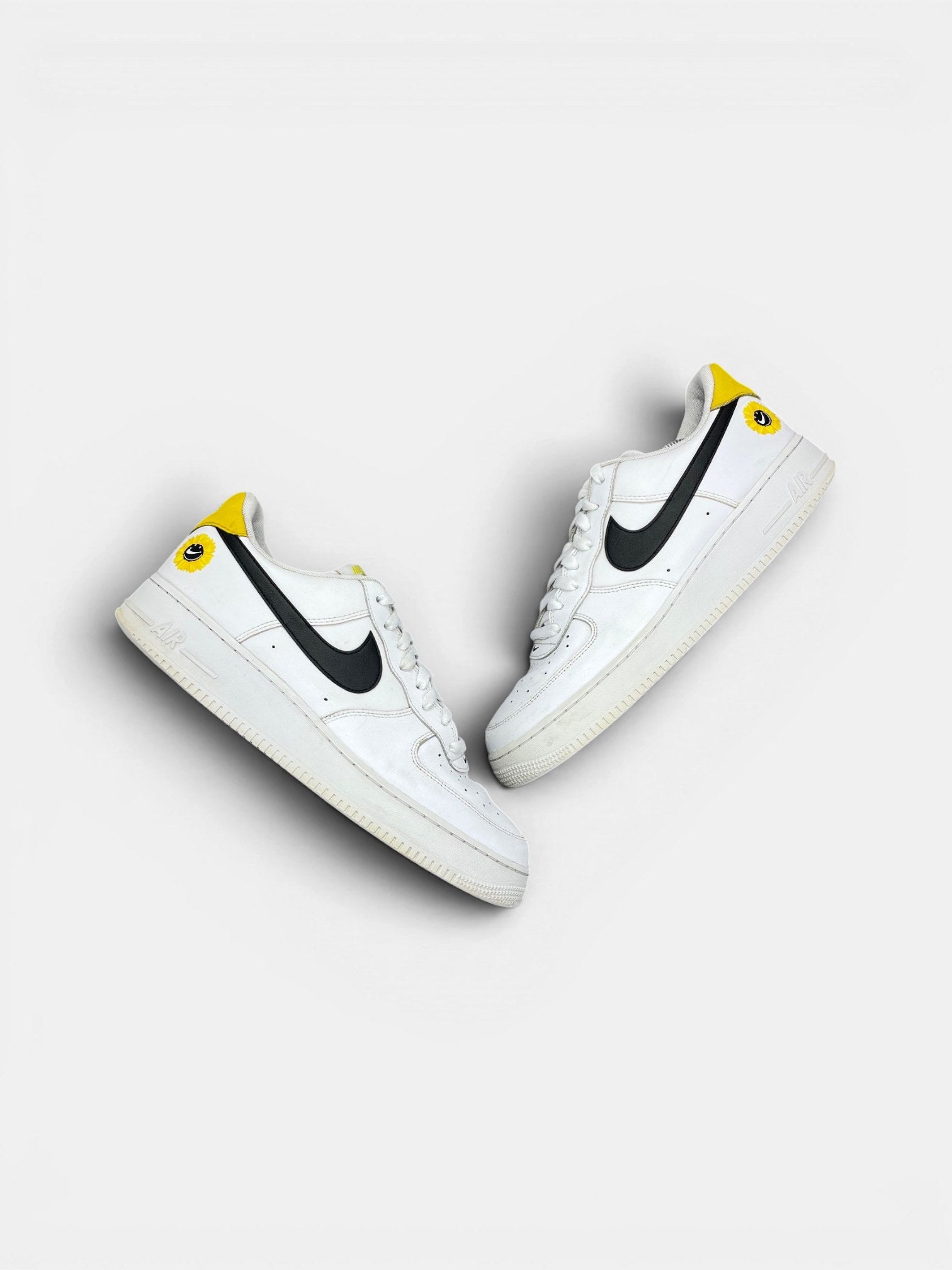 Nike Air Force 1 Low Have A Nike Day — buty sportowe męskie w bardzo dobrym stanie rozmiar 46, widok z góry na zewnętrzną stronę butów