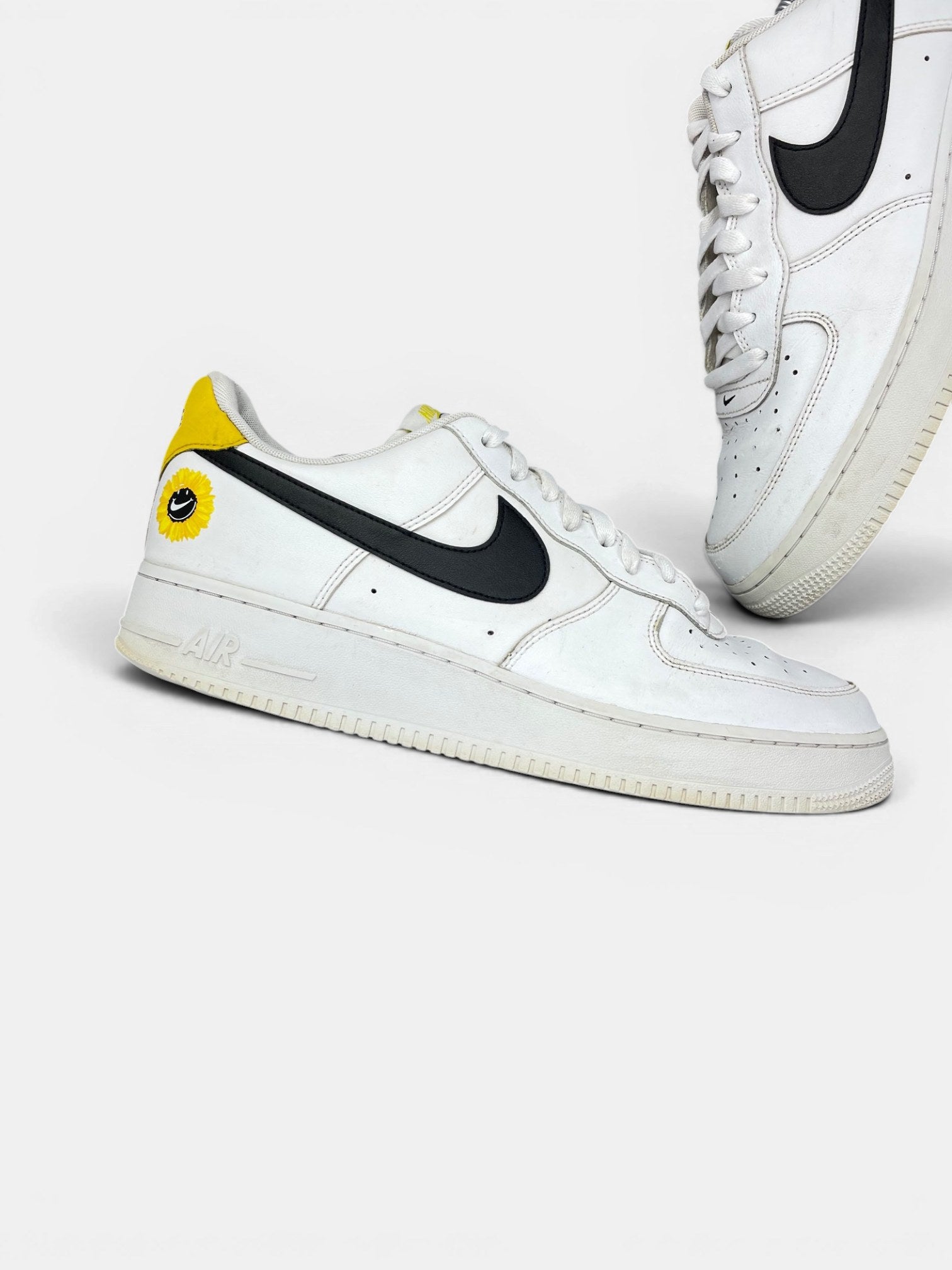 Nike Air Force 1 Low Have A Nike Day — buty sportowe męskie w bardzo dobrym stanie rozmiar 46, zewnętrzny panel prawego buta