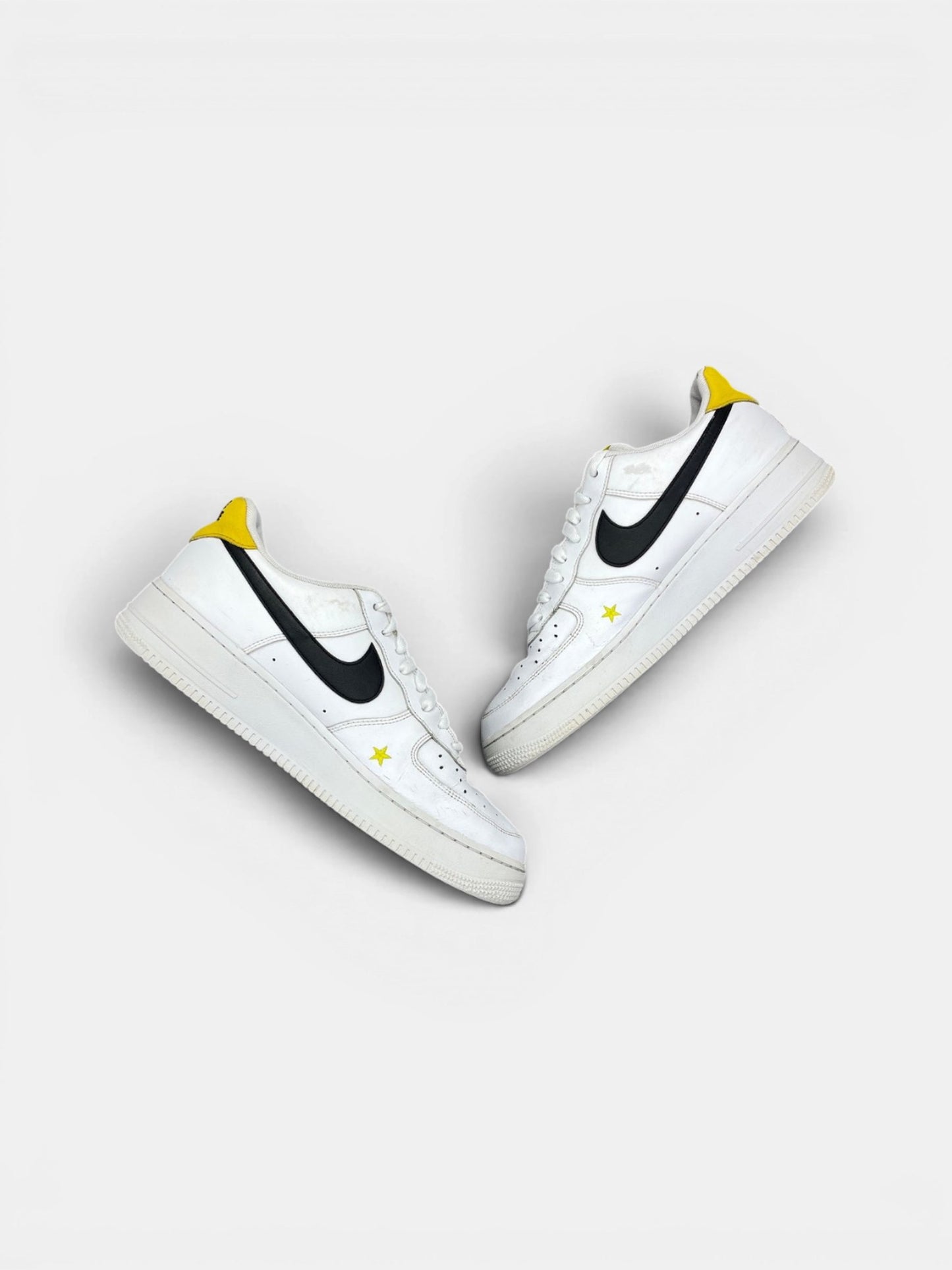 Nike Air Force 1 Low Have A Nike Day — buty sportowe męskie w bardzo dobrym stanie rozmiar 46, widok z góry na wewnętrzną stronę butów