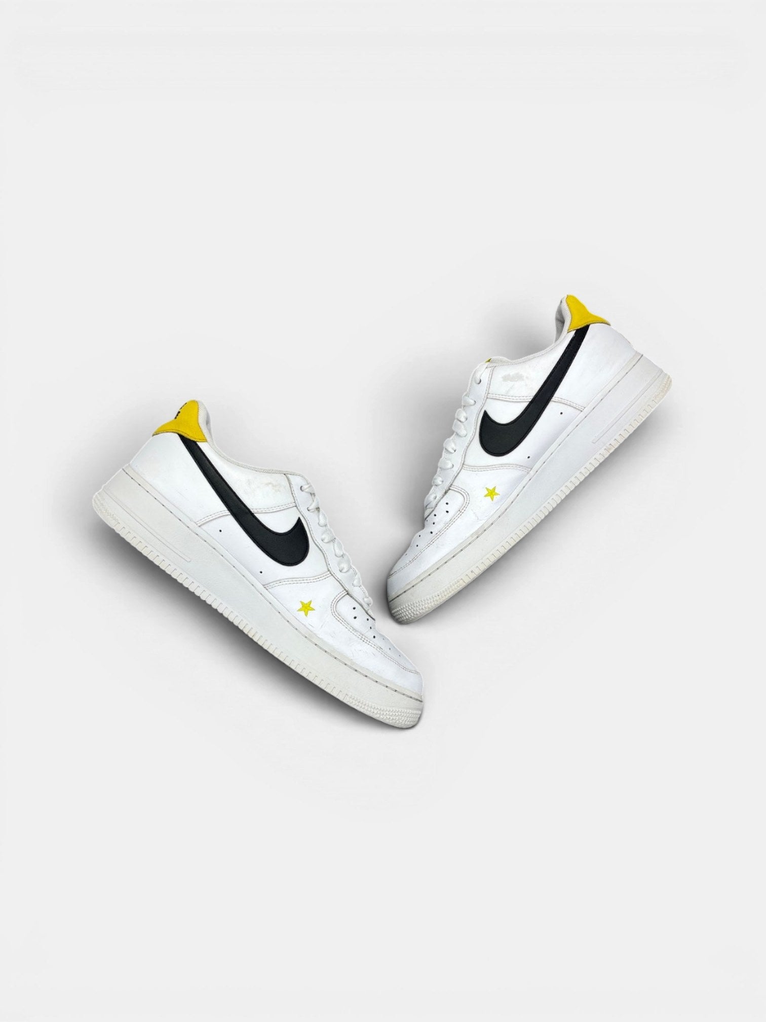 Nike Air Force 1 Low Have A Nike Day — buty sportowe męskie w bardzo dobrym stanie rozmiar 46, widok z góry na wewnętrzną stronę butów