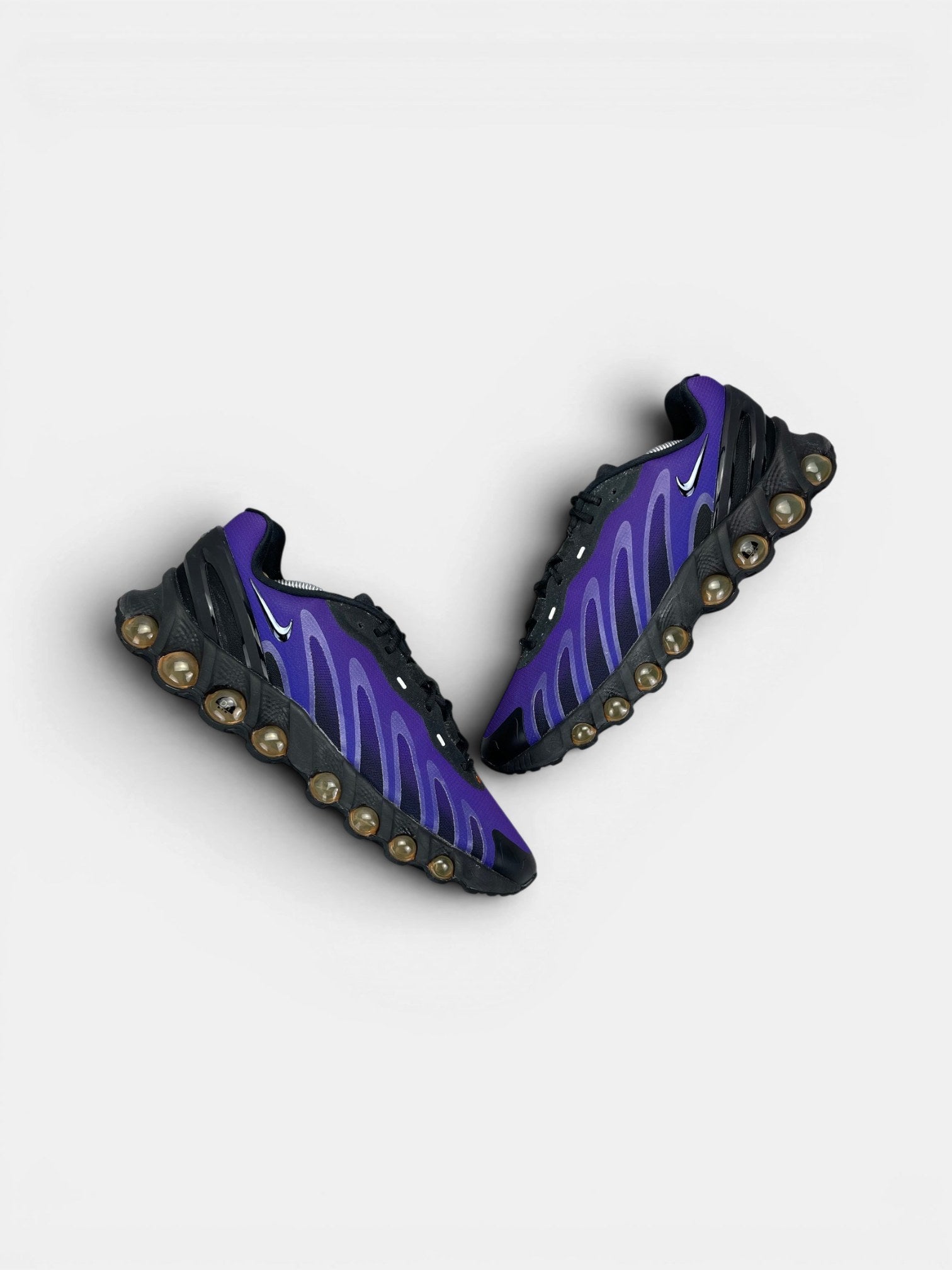 Nike Air Max DN8 Fierce Purple — buty sportowe męskie w bardzo dobrym stanie rozmiar 45.5, widok z góry na zewnętrzną stronę butów