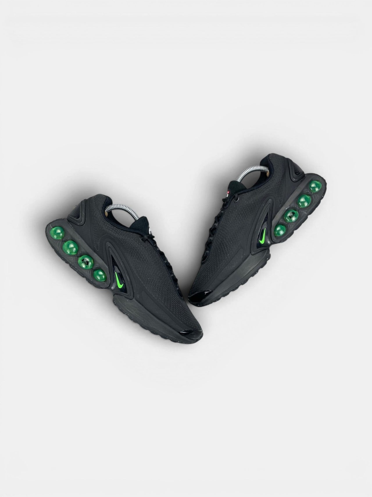 Nike Air Max DN Black Green Strike — buty sportowe męskie w bardzo dobrym stanie rozmiar 42, widok z góry na zewnętrzną stronę butów