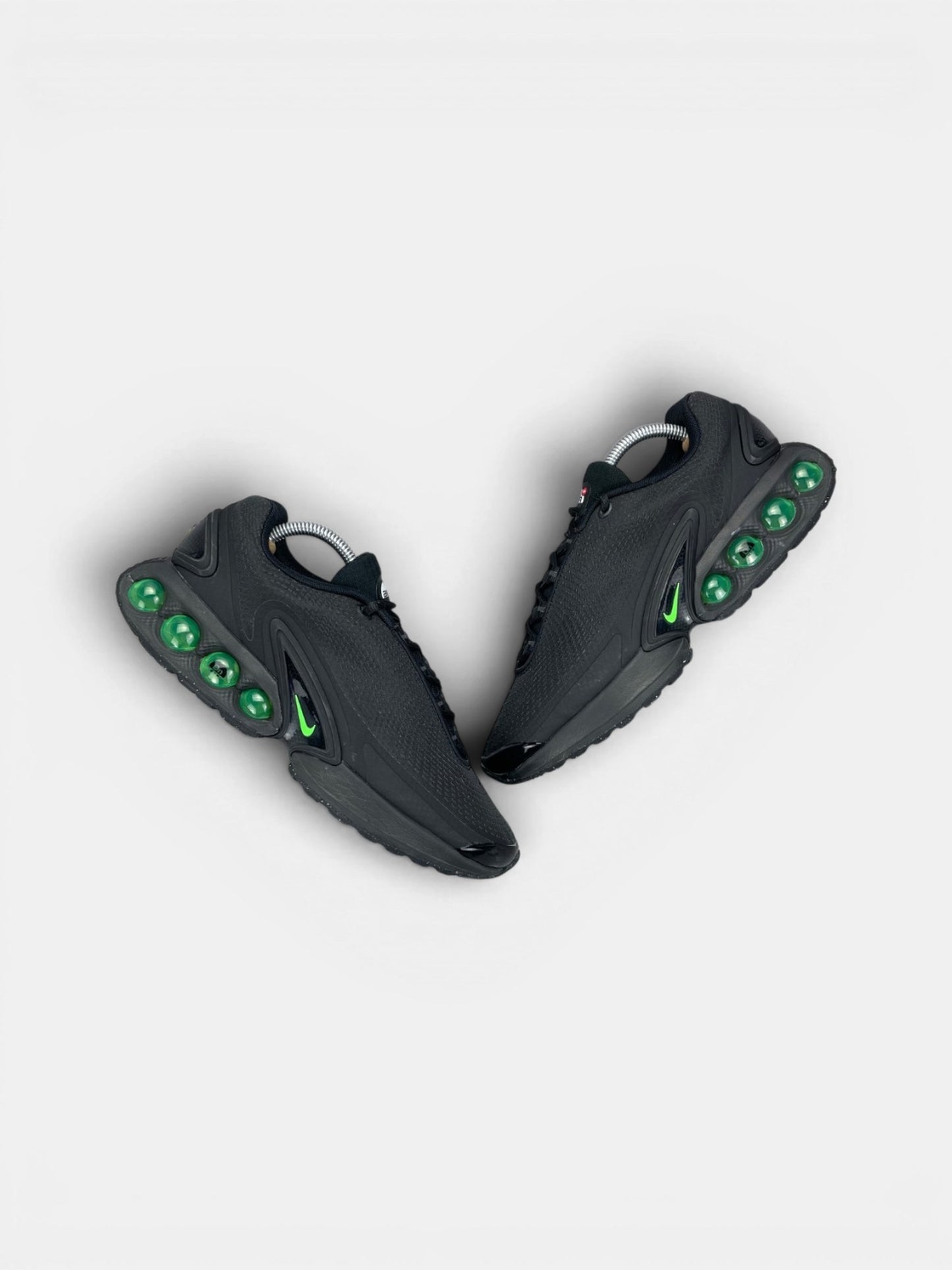 Nike Air Max DN Black Green Strike — buty sportowe męskie w bardzo dobrym stanie rozmiar 42, widok z góry na zewnętrzną stronę butów