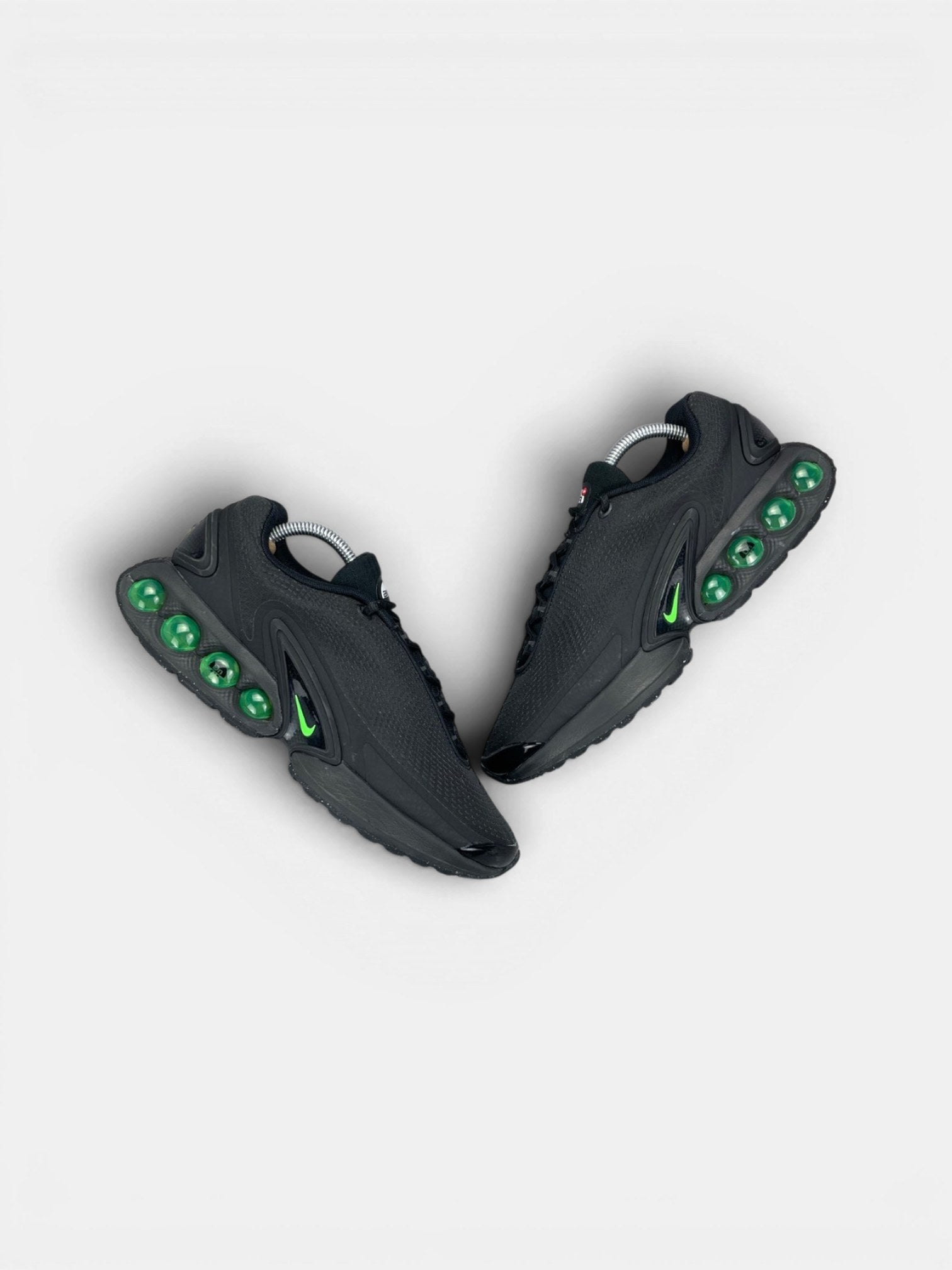 Nike Air Max DN Black Green Strike — buty sportowe męskie w bardzo dobrym stanie rozmiar 42, widok z góry na zewnętrzną stronę butów