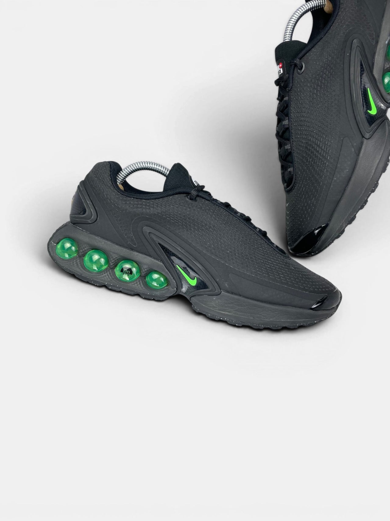 Nike Air Max DN Black Green Strike — buty sportowe męskie w bardzo dobrym stanie rozmiar 42, zewnętrzny panel prawego buta
