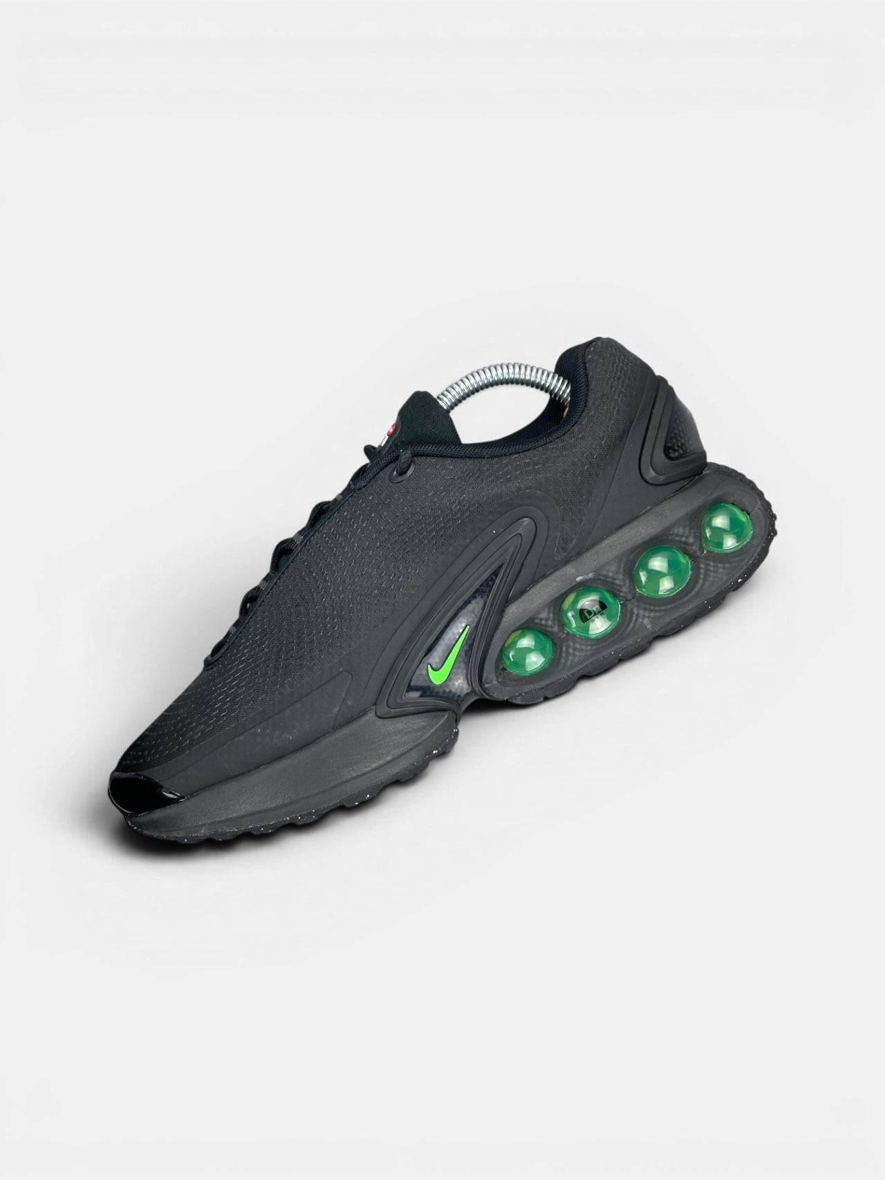 Nike Air Max DN Black Green Strike — buty sportowe męskie w bardzo dobrym stanie rozmiar 42, zewnętrzny panel lewego buta