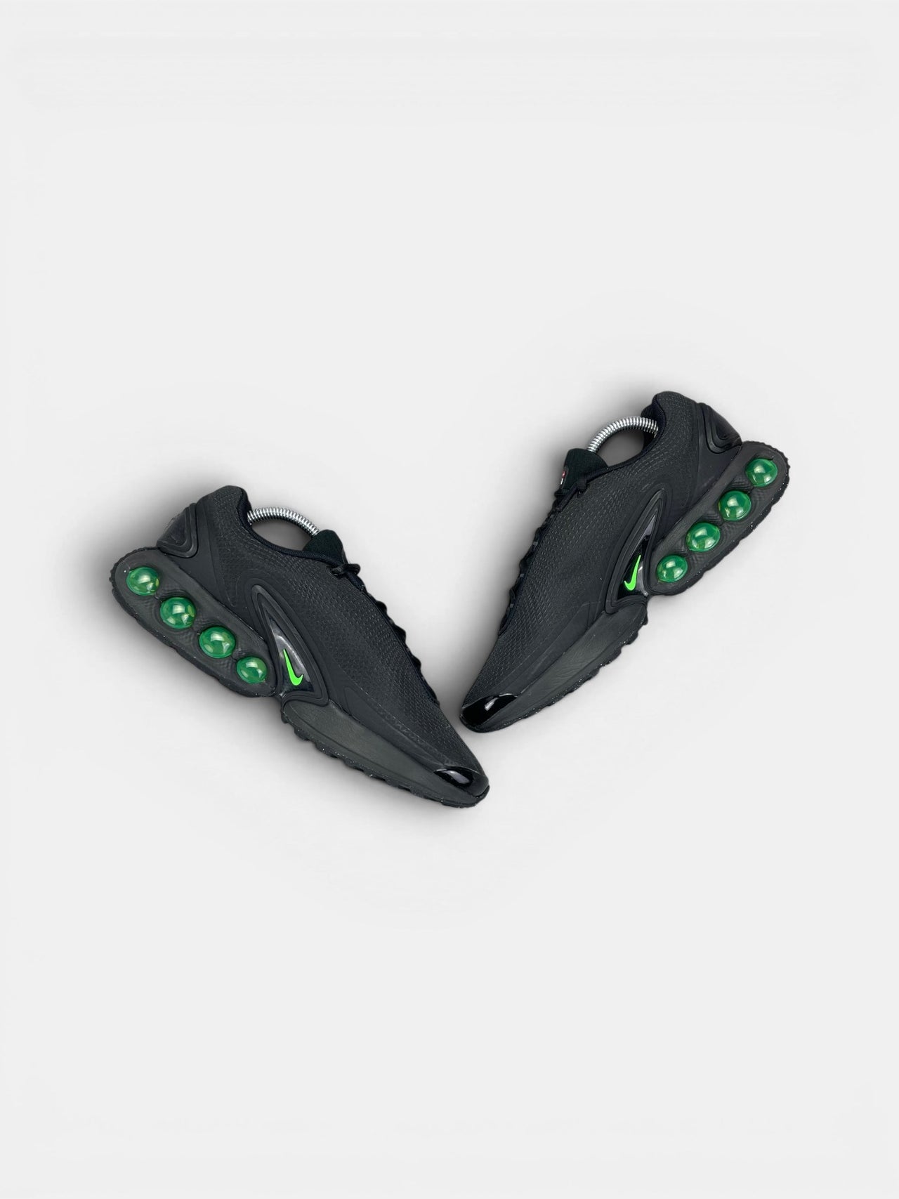 Nike Air Max DN Black Green Strike — buty sportowe męskie w bardzo dobrym stanie rozmiar 42, widok z góry na wewnętrzną stronę butów