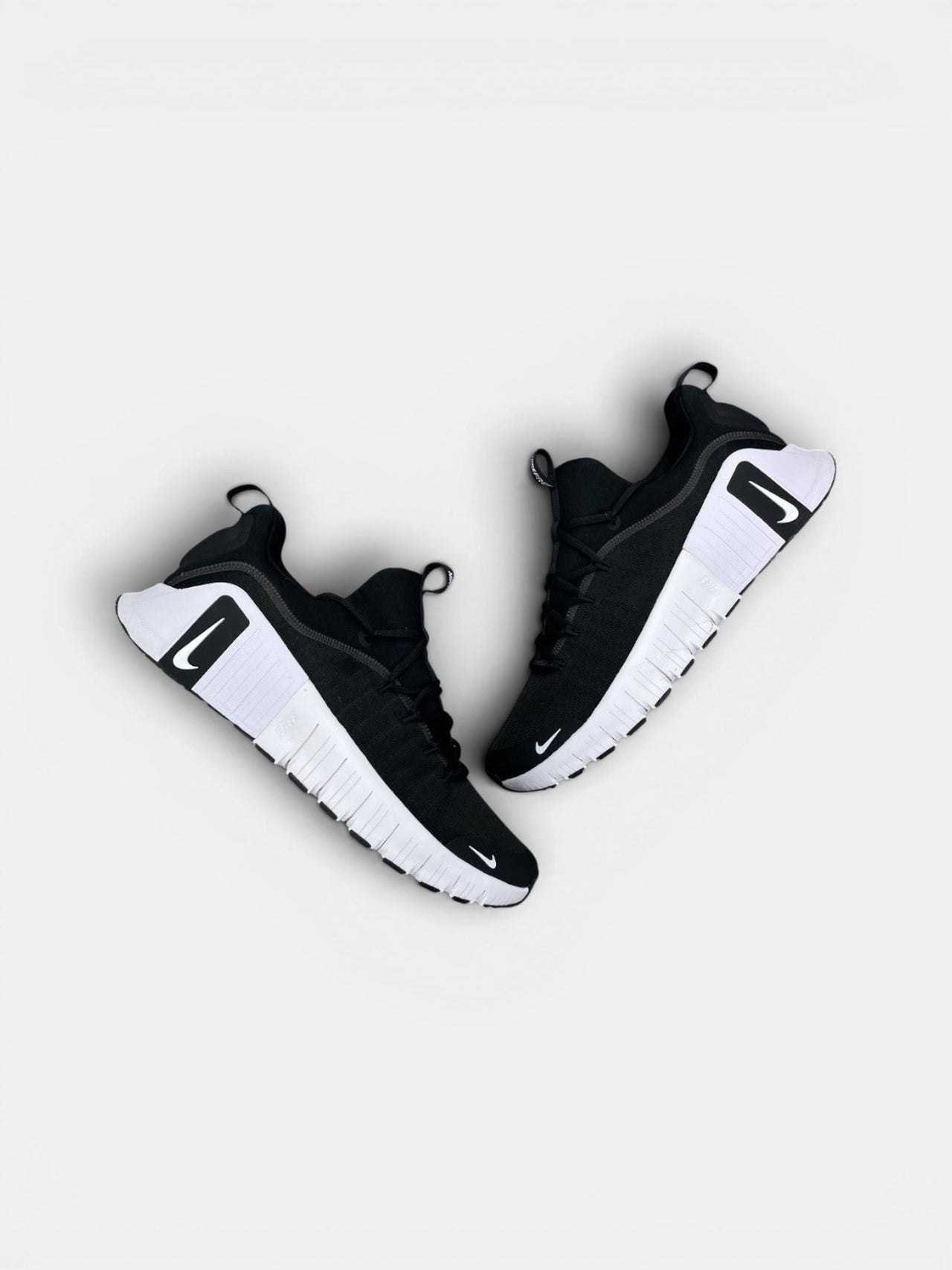 Nike Free Metcon 6 — buty sportowe męskie w bardzo dobrym stanie rozmiar 47.5, widok z góry na zewnętrzną stronę butów
