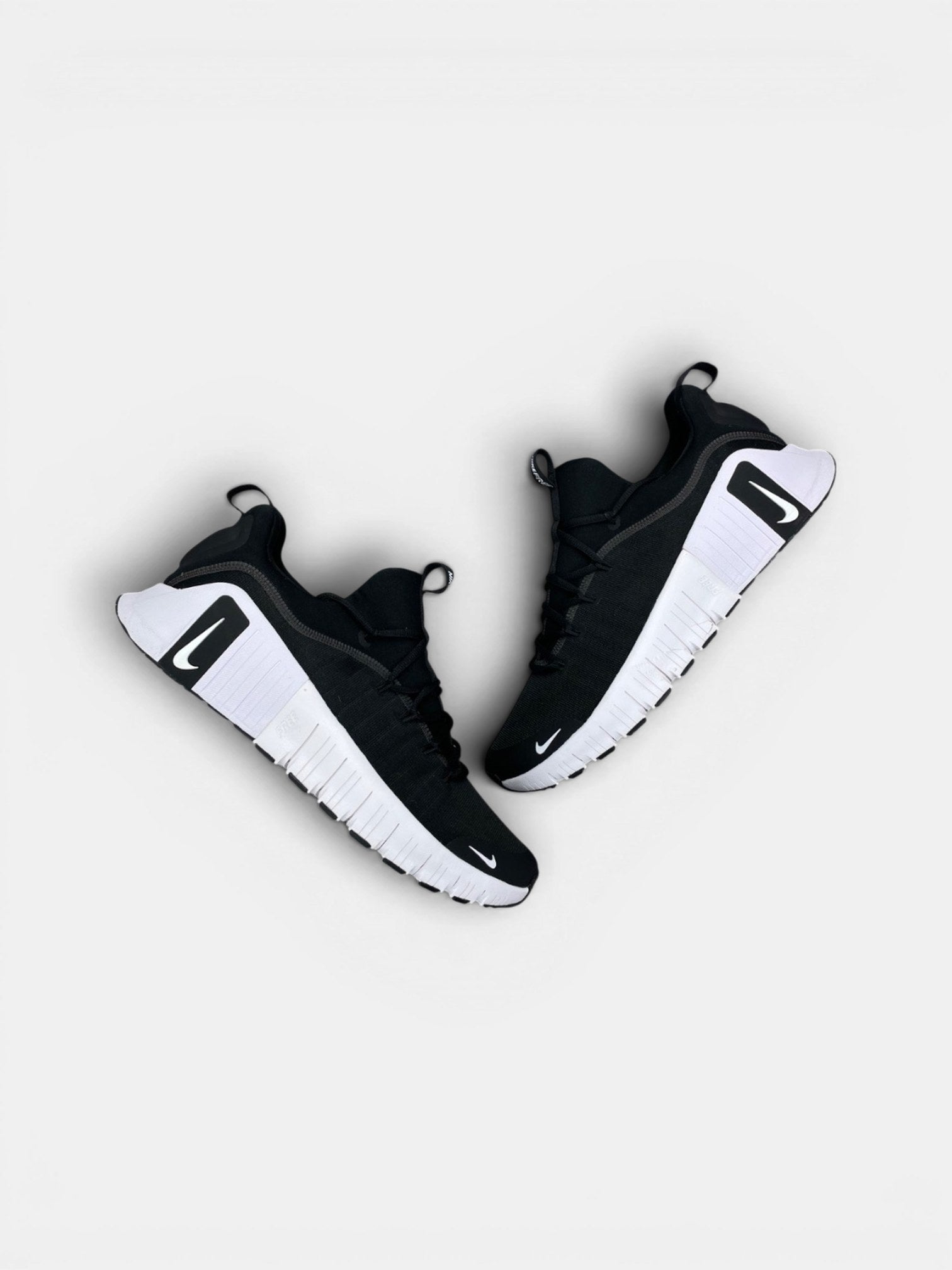 Nike Free Metcon 6 — buty sportowe męskie w bardzo dobrym stanie rozmiar 47.5, widok z góry na zewnętrzną stronę butów