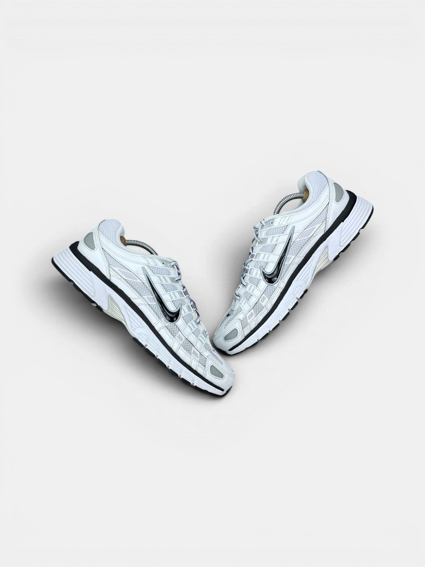 Nike P-6000 P-6000 Metallic Silver — buty sportowe męskie w bardzo dobrym stanie rozmiar 45, widok z góry na wewnętrzną stronę butów