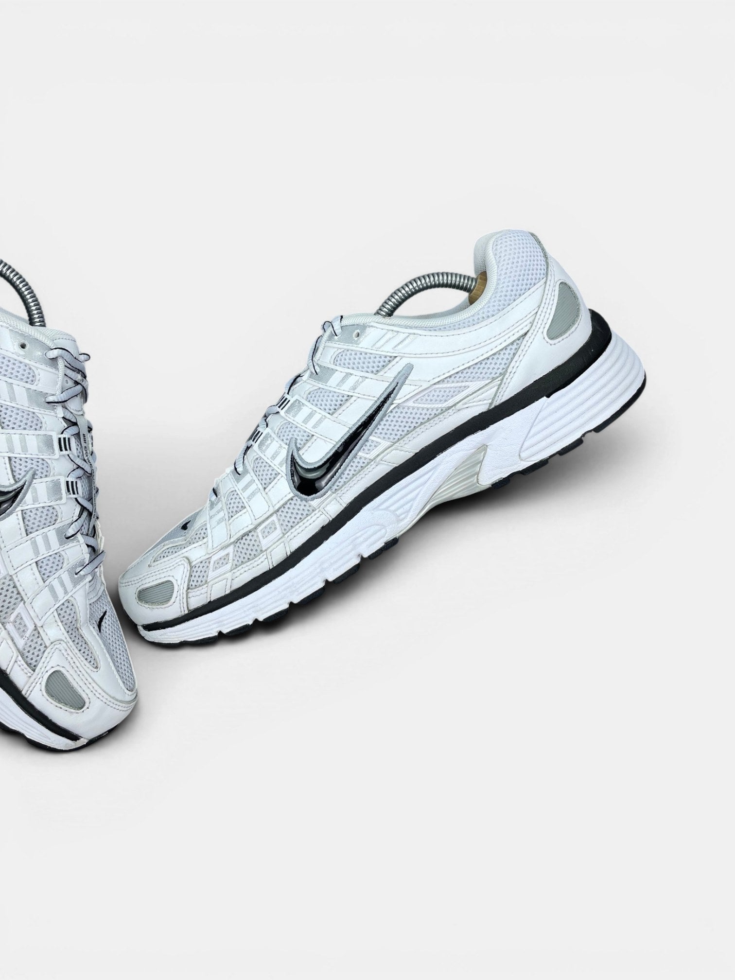 Nike P-6000 P-6000 Metallic Silver — buty sportowe męskie w bardzo dobrym stanie rozmiar 45, wewnętrzny panel prawego buta