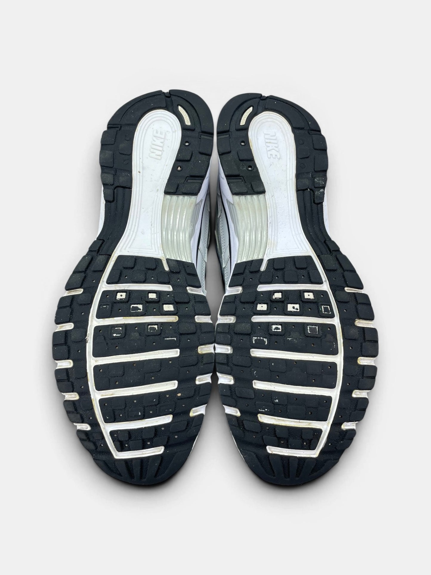 Nike P-6000 P-6000 Metallic Silver — buty sportowe męskie w bardzo dobrym stanie rozmiar 45, podeszwa