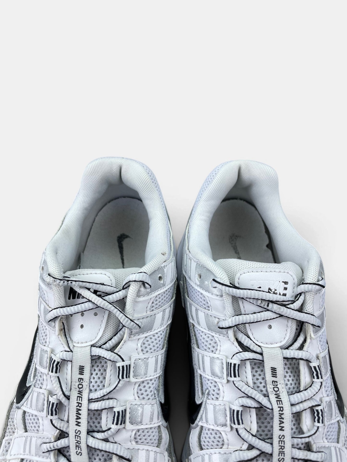 Nike P-6000 P-6000 Metallic Silver — buty sportowe męskie w bardzo dobrym stanie rozmiar 45, zapiętki butów