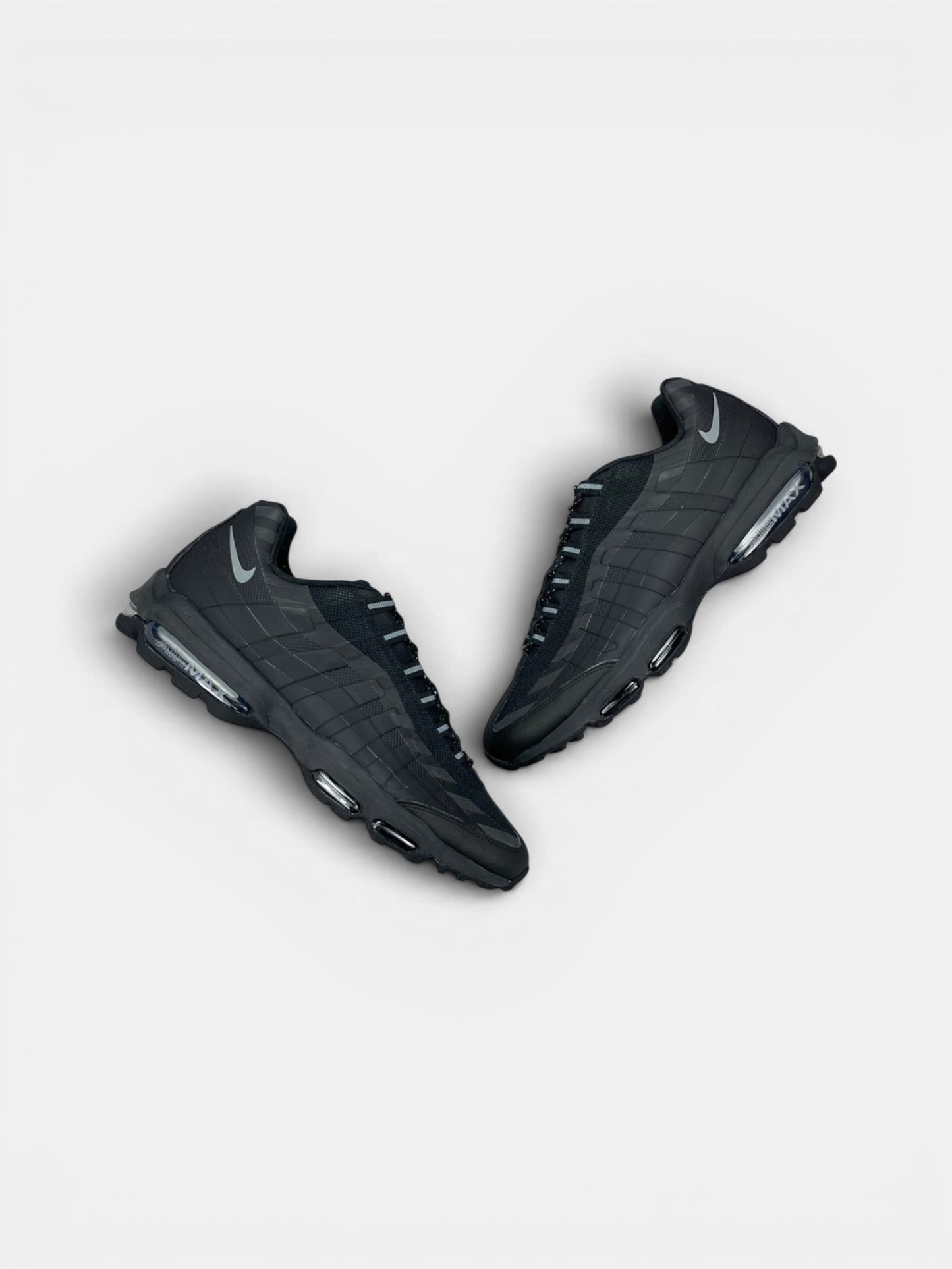 Nike Air Max 95 Ultra “Black / Grey” Ultra Black Grey — buty sportowe męskie w bardzo dobrym stanie rozmiar 46, widok z góry na zewnętrzną stronę butów