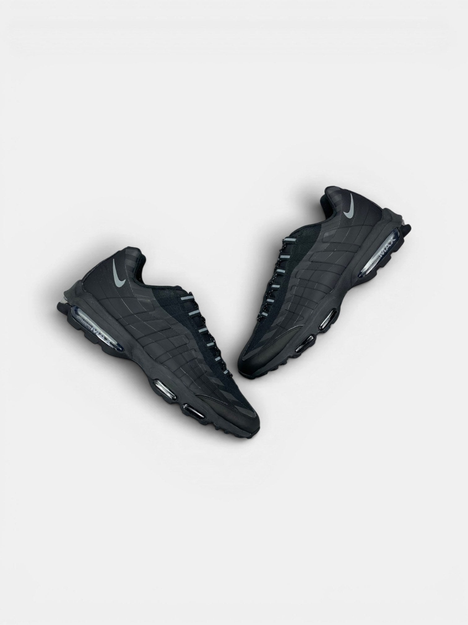 Nike Air Max 95 Ultra “Black / Grey” Ultra Black Grey — buty sportowe męskie w bardzo dobrym stanie rozmiar 46, widok z góry na zewnętrzną stronę butów