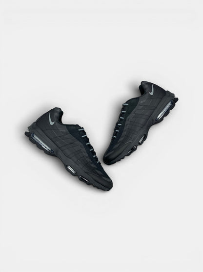 Nike Air Max 95 Ultra “Black / Grey” Ultra Black Grey — buty sportowe męskie w bardzo dobrym stanie rozmiar 46, widok z góry na zewnętrzną stronę butów