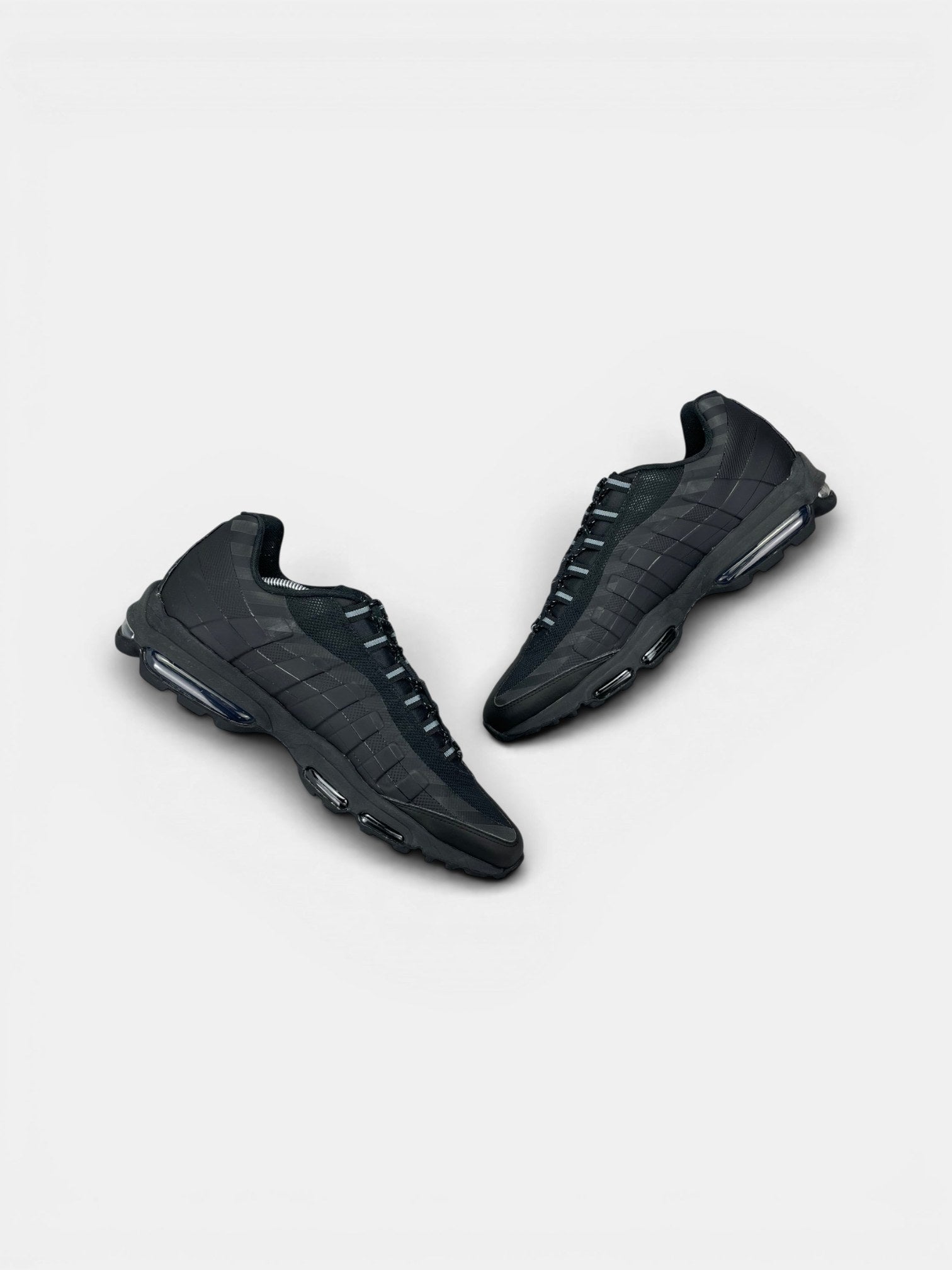 Nike Air Max 95 Ultra “Black / Grey” Ultra Black Grey — buty sportowe męskie w bardzo dobrym stanie rozmiar 46, widok z góry na wewnętrzną stronę butów