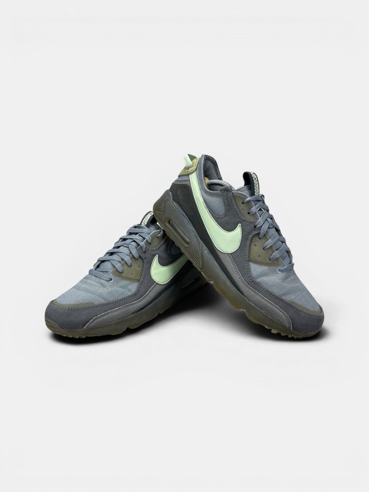 Nike Air Max Terrascape 90 Cool Grey Honeydew — buty sportowe męskie w bardzo dobrym stanie rozmiar 45.5, boczny profil