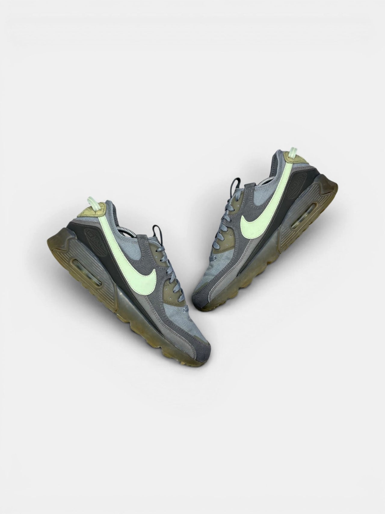Nike Air Max Terrascape 90 Cool Grey Honeydew — buty sportowe męskie w bardzo dobrym stanie rozmiar 45.5, widok z góry na zewnętrzną stronę butów