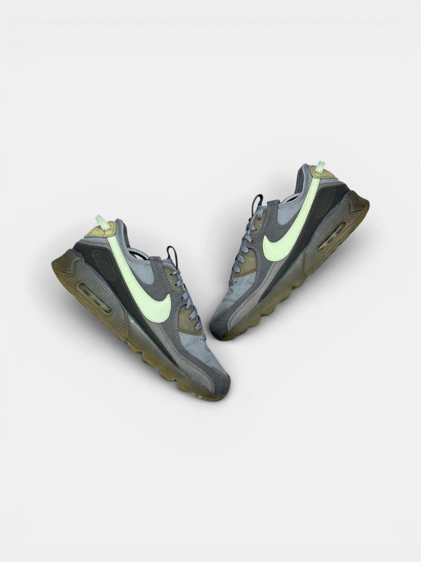 Nike Air Max Terrascape 90 Cool Grey Honeydew — buty sportowe męskie w bardzo dobrym stanie rozmiar 45.5, widok z góry na zewnętrzną stronę butów