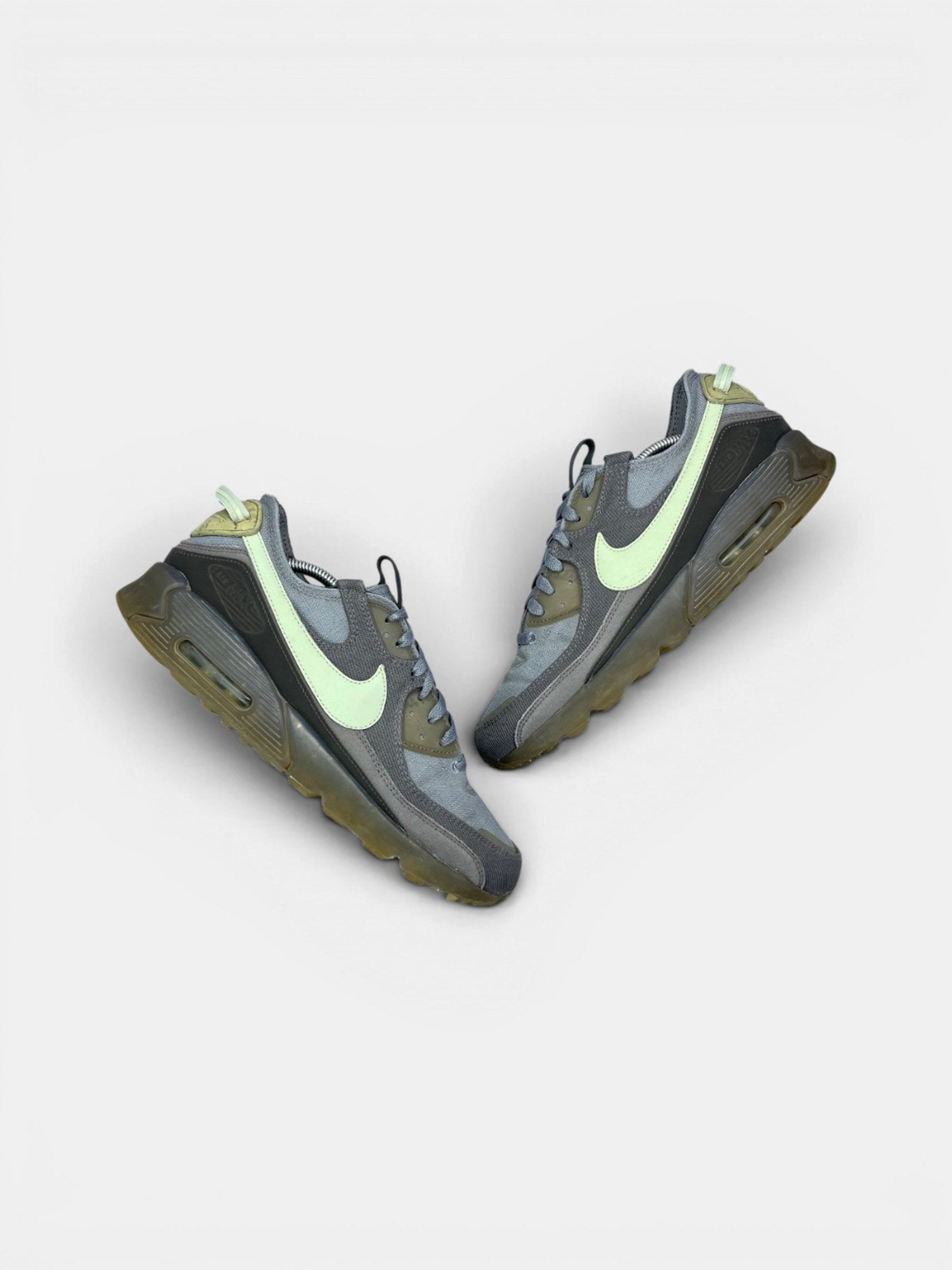 Nike Air Max Terrascape 90 Cool Grey Honeydew — buty sportowe męskie w bardzo dobrym stanie rozmiar 45.5, widok z góry na zewnętrzną stronę butów