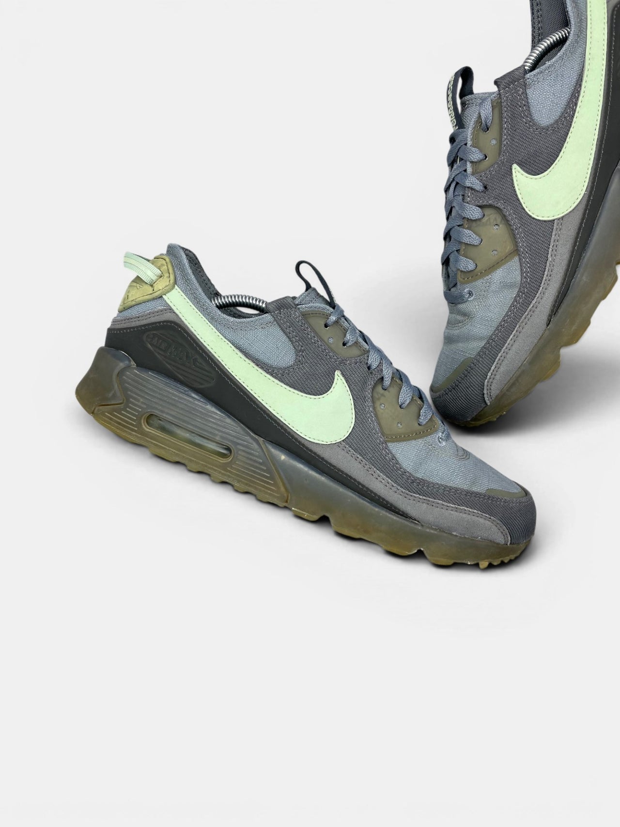 Nike Air Max Terrascape 90 Cool Grey Honeydew — buty sportowe męskie w bardzo dobrym stanie rozmiar 45.5, zewnętrzny panel prawego buta