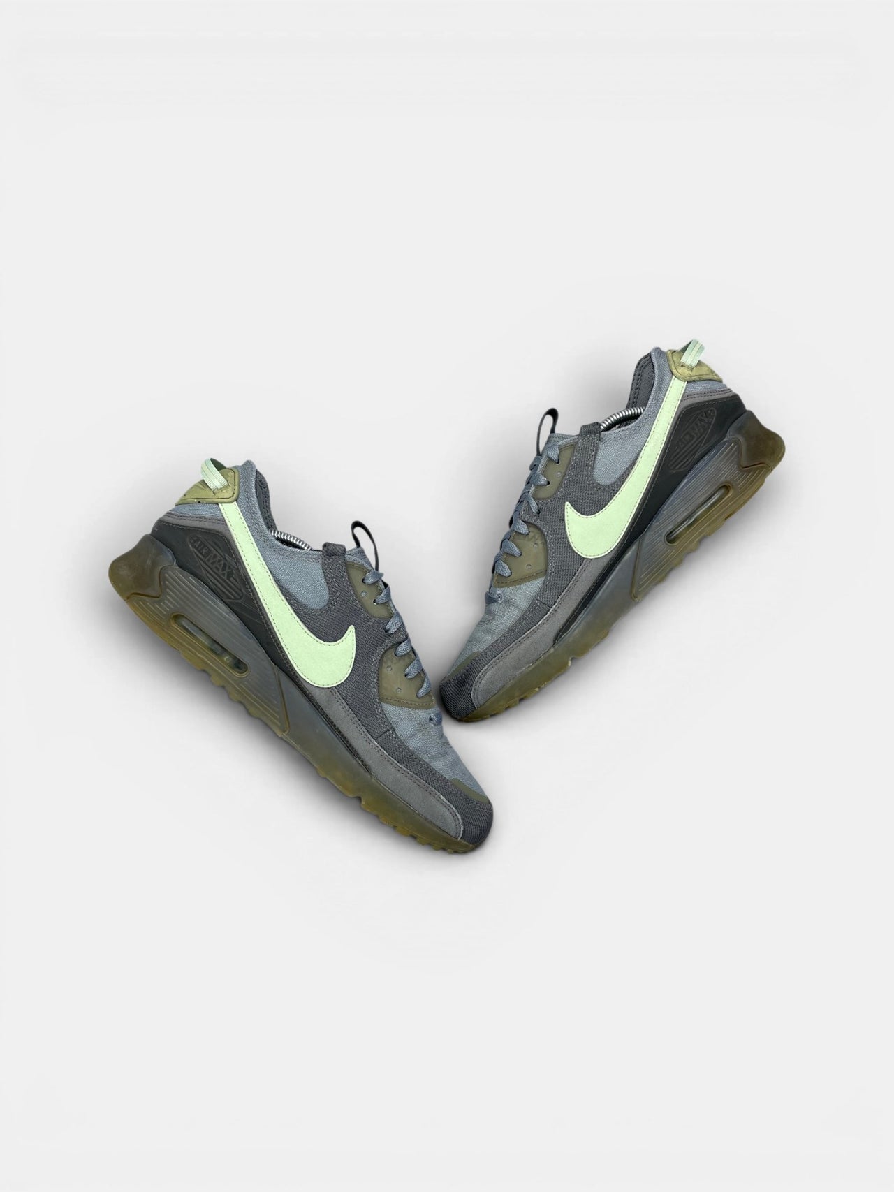 Nike Air Max Terrascape 90 Cool Grey Honeydew — buty sportowe męskie w bardzo dobrym stanie rozmiar 45.5, widok z góry na wewnętrzną stronę butów