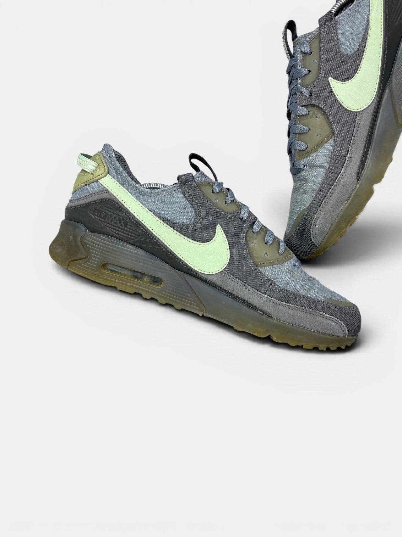 Nike Air Max Terrascape 90 Cool Grey Honeydew — buty sportowe męskie w bardzo dobrym stanie rozmiar 45.5, wewnętrzny panel lewego buta