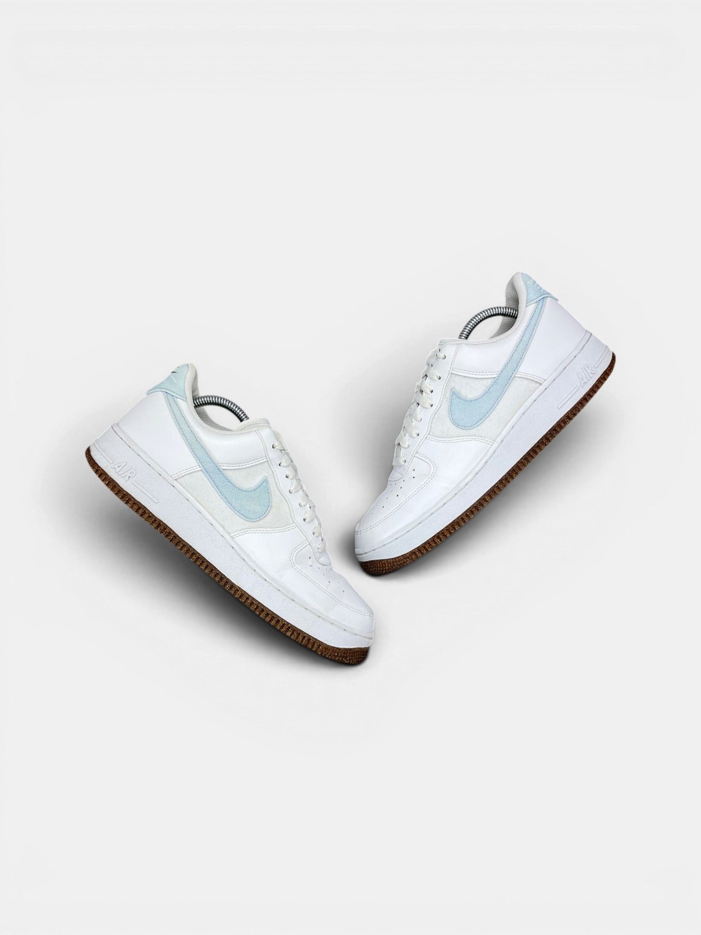 Nike Air Force 1 Low Indigo — buty sportowe męskie w bardzo dobrym stanie rozmiar 42.5, widok z góry na zewnętrzną stronę butów