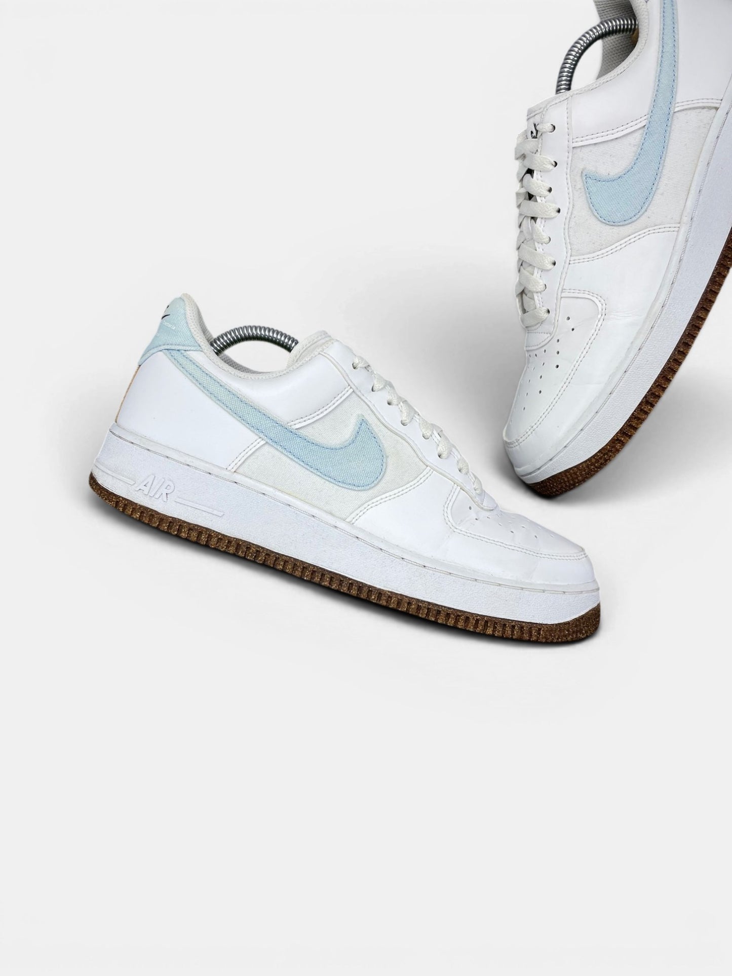 Nike Air Force 1 Low Indigo — buty sportowe męskie w bardzo dobrym stanie rozmiar 42.5, zewnętrzny panel prawego buta