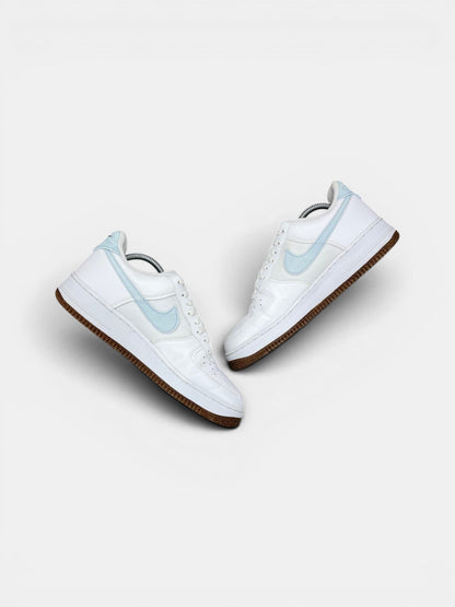 Nike Air Force 1 Low Indigo — buty sportowe męskie w bardzo dobrym stanie rozmiar 42.5, widok z góry na wewnętrzną stronę butów