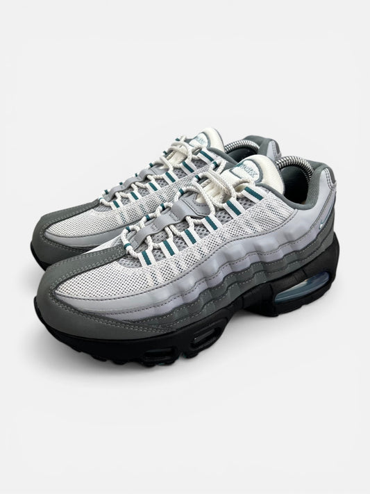 Nike Air Max 95 Mineral Teal — buty sportowe damskie w bardzo dobrym stanie rozmiar 39, widok z boku