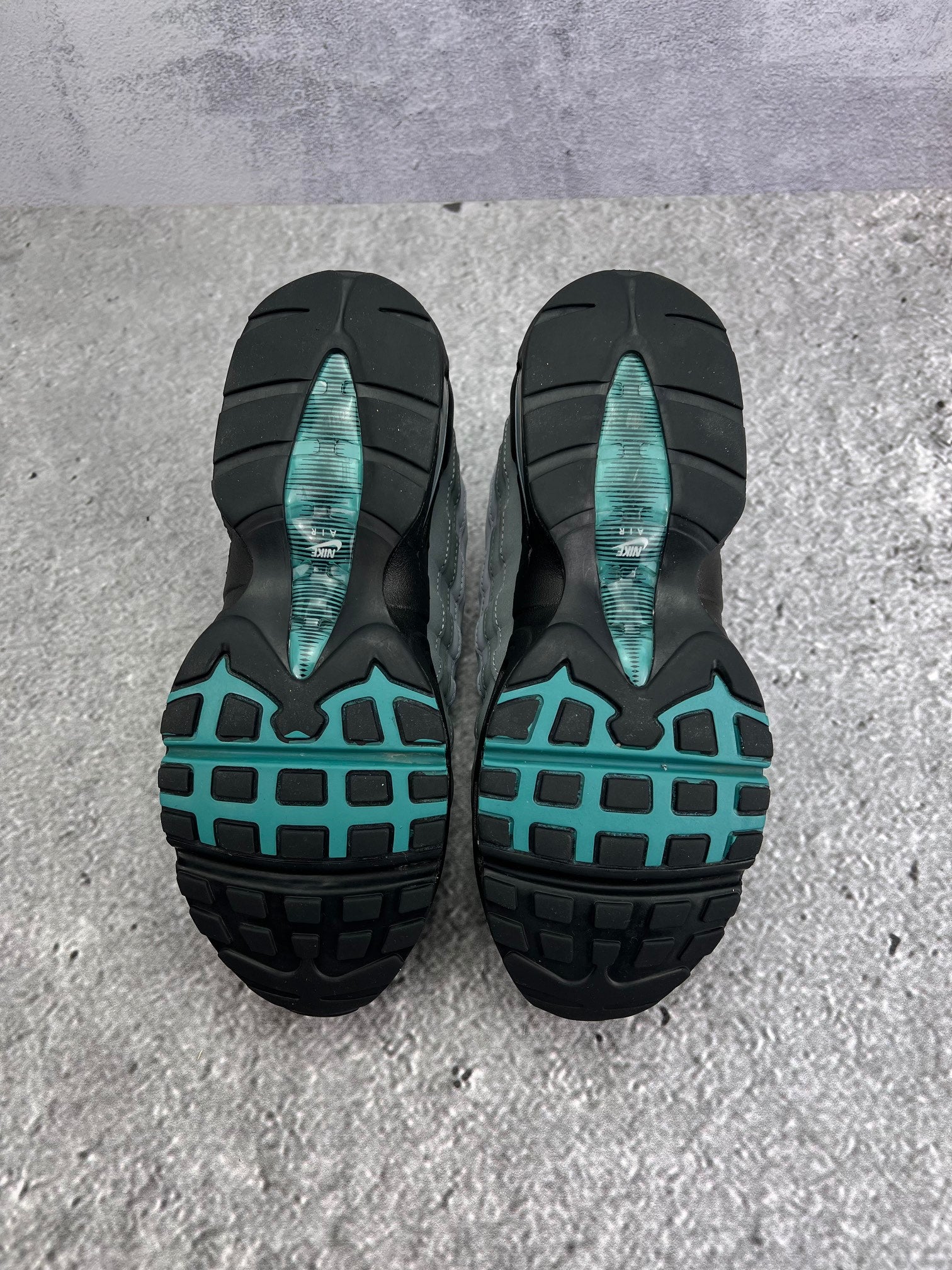 Nike Air Max 95 Mineral Teal — buty sportowe damskie w bardzo dobrym stanie rozmiar 39, podeszwa