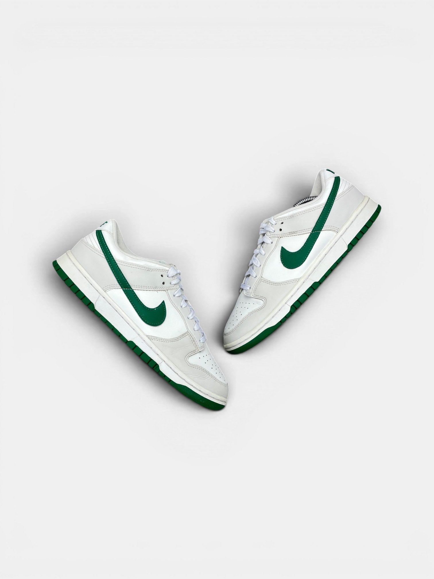 Nike Dunk Low Retro Malachite — buty sportowe męskie w bardzo dobrym stanie rozmiar 41, widok z góry na zewnętrzną stronę butów
