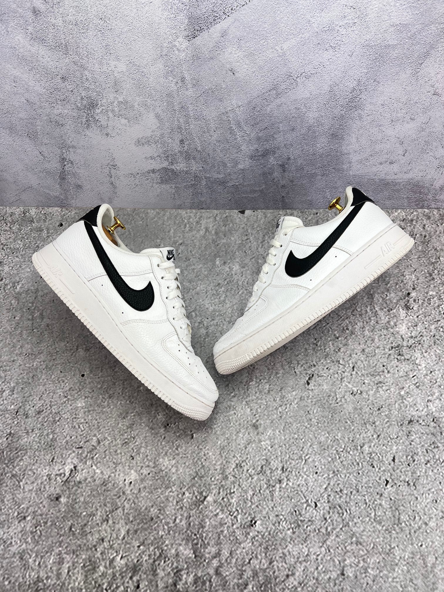 Nike Air Force 1 Low White/Black — buty sportowe męskie w bardzo dobrym stanie rozmiar 45, widok z góry na zewnętrzną stronę butów