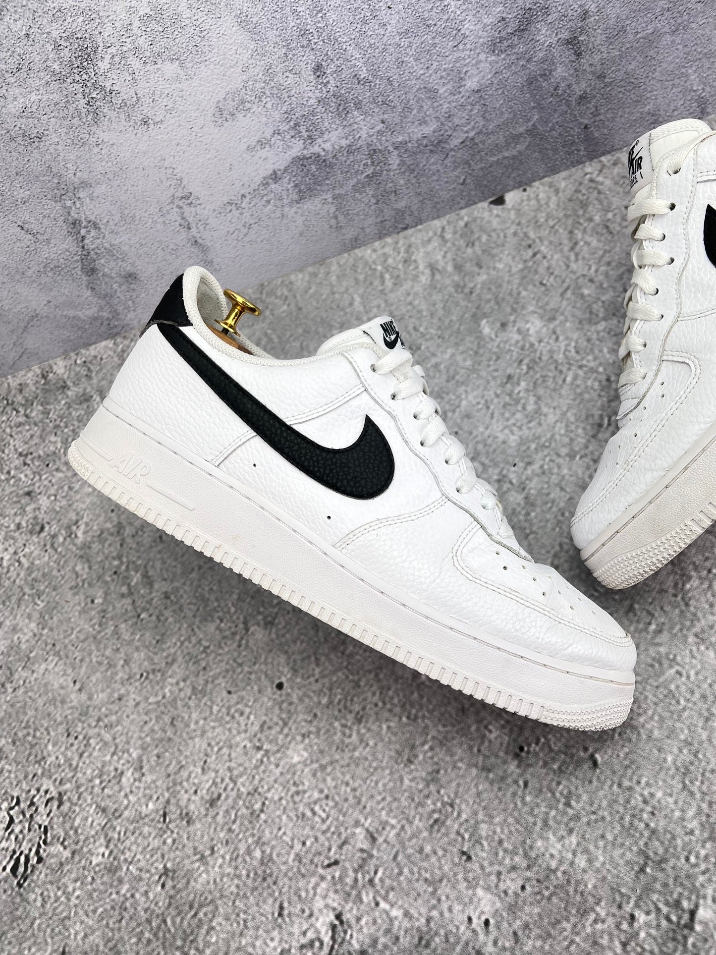 Nike Air Force 1 Low White/Black — buty sportowe męskie w bardzo dobrym stanie rozmiar 45, zewnętrzny panel prawego buta