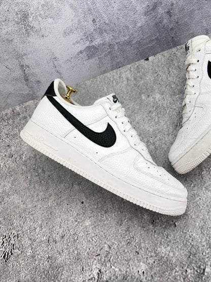 Nike Air Force 1 Low White/Black — buty sportowe męskie w bardzo dobrym stanie rozmiar 45, zewnętrzny panel prawego buta