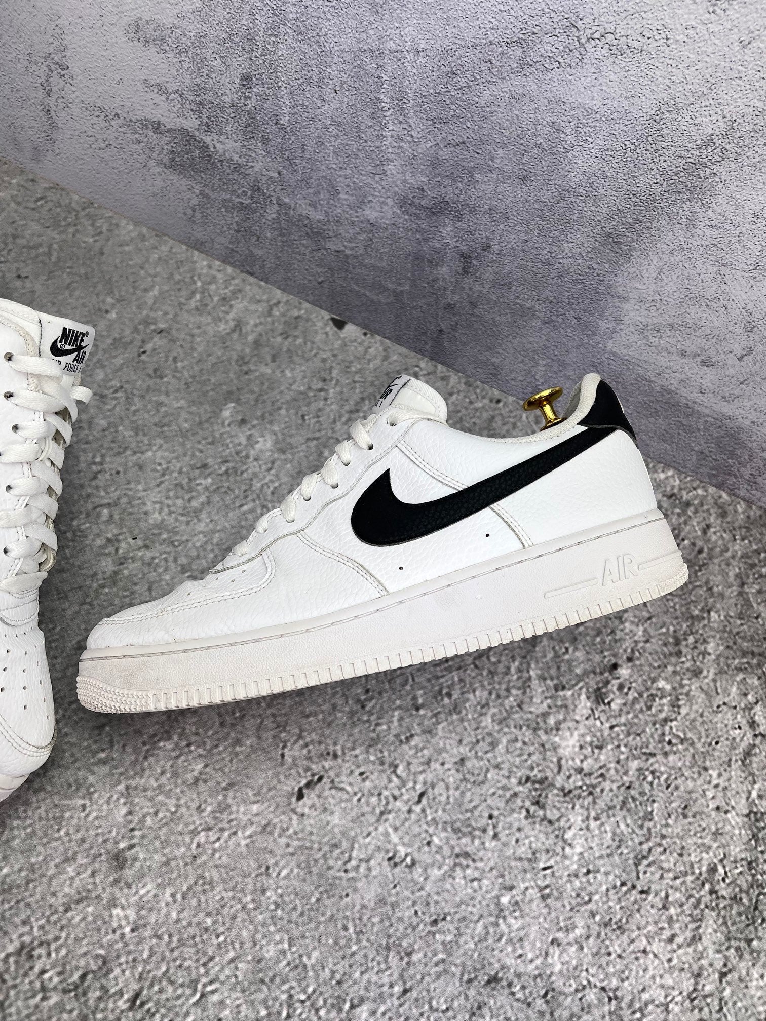 Nike Air Force 1 Low White/Black — buty sportowe męskie w bardzo dobrym stanie rozmiar 45, zewnętrzny panel lewego buta