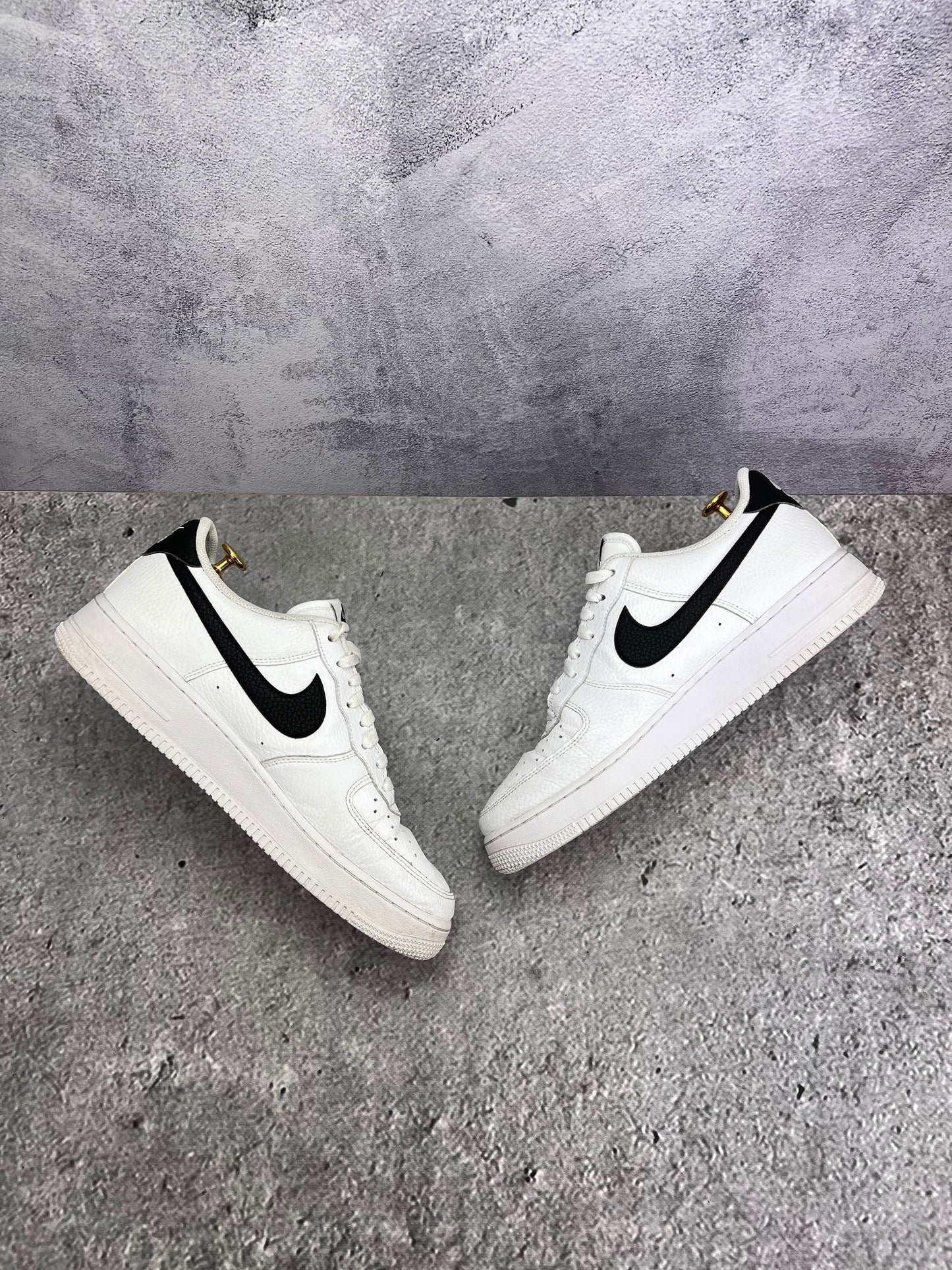 Nike Air Force 1 Low White/Black — buty sportowe męskie w bardzo dobrym stanie rozmiar 45, widok z góry na wewnętrzną stronę butów