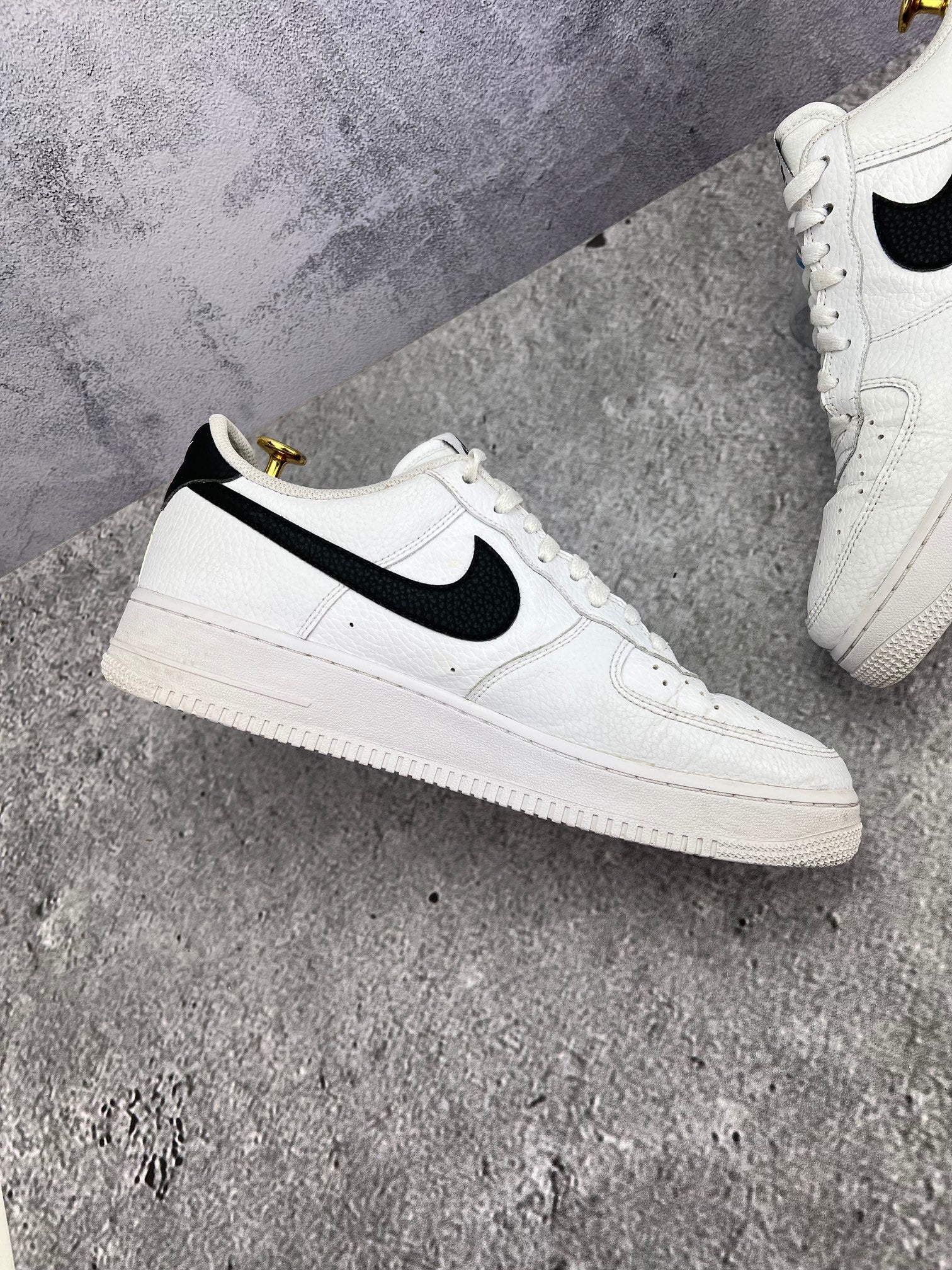 Nike Air Force 1 Low White/Black — buty sportowe męskie w bardzo dobrym stanie rozmiar 45, wewnętrzny panel lewego buta