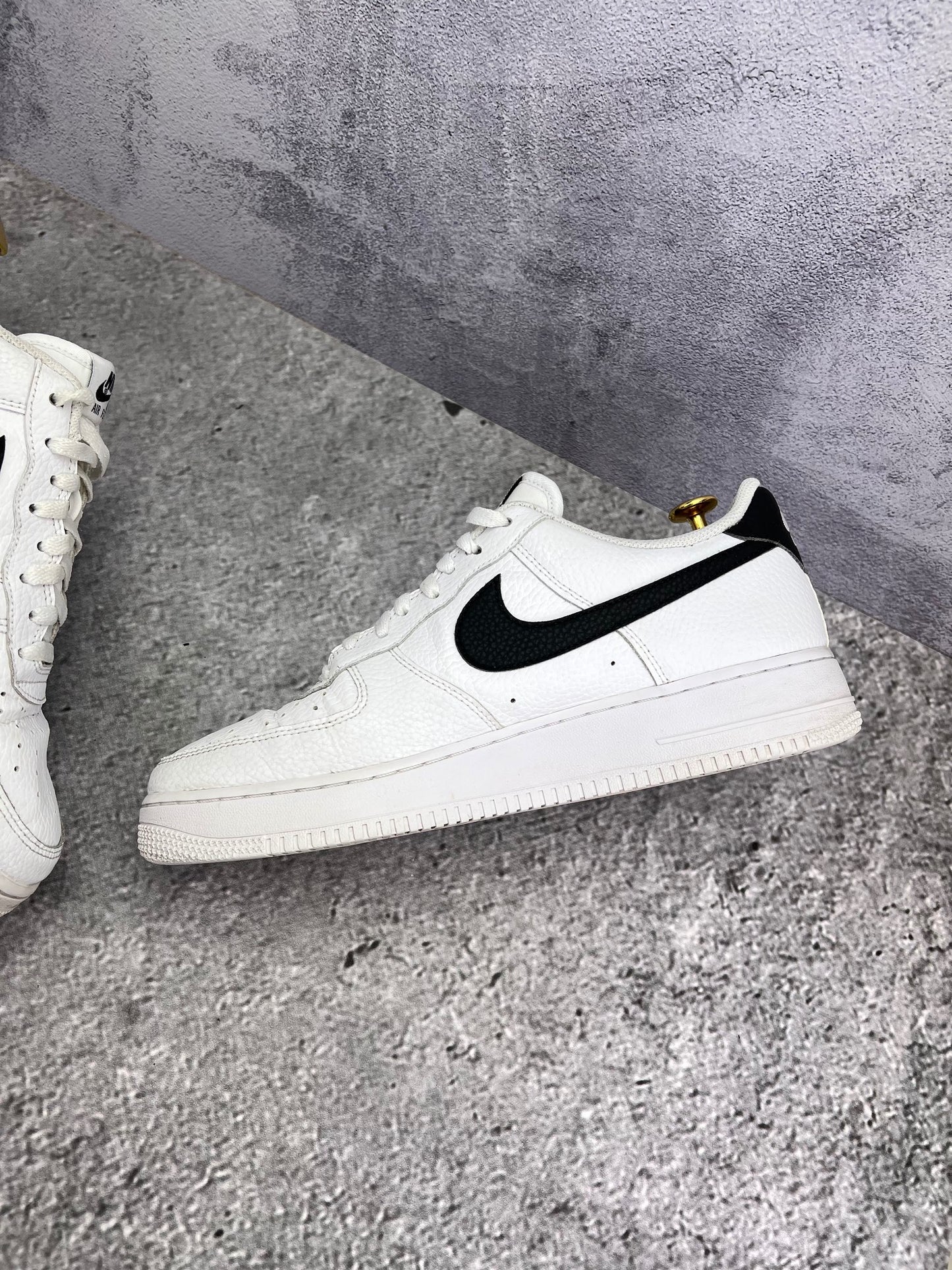 Nike Air Force 1 Low White/Black — buty sportowe męskie w bardzo dobrym stanie rozmiar 45, wewnętrzny panel prawego buta